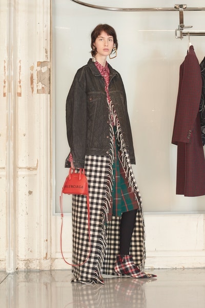 一大トレンドを生み出す Balenciaga の2018年秋ルックブックを公開 デムナ・ヴァザリアの進化が垣間見えるウィメンズルックはヘッズ必見 5月23日 2018年秋コレクション Balenciaga バレンシアガ Demna Gvasalia デムナ・ヴァザリア ウィメンズウェア ルックブック 紳士服 オーバーサイズ タイトシルエット テーラードセットアップ ドレス 大判マフラー ブーティ バッグ アノラックパーカ HYPEBEAST ハイプビースト