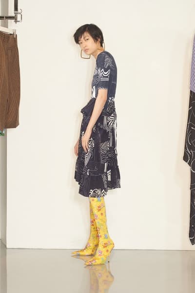 一大トレンドを生み出す Balenciaga の2018年秋ルックブックを公開 デムナ・ヴァザリアの進化が垣間見えるウィメンズルックはヘッズ必見 5月23日 2018年秋コレクション Balenciaga バレンシアガ Demna Gvasalia デムナ・ヴァザリア ウィメンズウェア ルックブック 紳士服 オーバーサイズ タイトシルエット テーラードセットアップ ドレス 大判マフラー ブーティ バッグ アノラックパーカ HYPEBEAST ハイプビースト