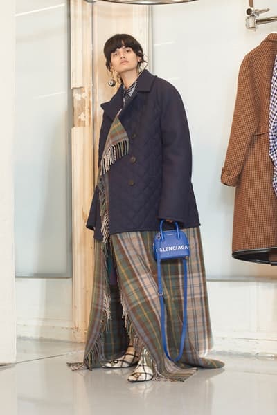 一大トレンドを生み出す Balenciaga の2018年秋ルックブックを公開 デムナ・ヴァザリアの進化が垣間見えるウィメンズルックはヘッズ必見 5月23日 2018年秋コレクション Balenciaga バレンシアガ Demna Gvasalia デムナ・ヴァザリア ウィメンズウェア ルックブック 紳士服 オーバーサイズ タイトシルエット テーラードセットアップ ドレス 大判マフラー ブーティ バッグ アノラックパーカ HYPEBEAST ハイプビースト