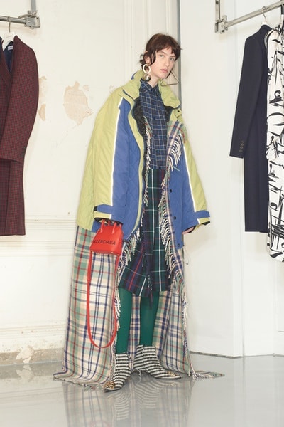 一大トレンドを生み出す Balenciaga の2018年秋ルックブックを公開 デムナ・ヴァザリアの進化が垣間見えるウィメンズルックはヘッズ必見 5月23日 2018年秋コレクション Balenciaga バレンシアガ Demna Gvasalia デムナ・ヴァザリア ウィメンズウェア ルックブック 紳士服 オーバーサイズ タイトシルエット テーラードセットアップ ドレス 大判マフラー ブーティ バッグ アノラックパーカ HYPEBEAST ハイプビースト