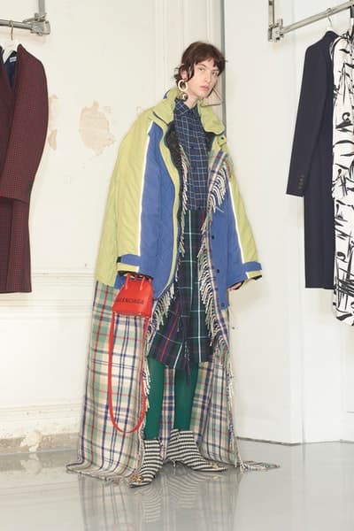一大トレンドを生み出す Balenciaga の2018年秋ルックブックを公開 デムナ・ヴァザリアの進化が垣間見えるウィメンズルックはヘッズ必見 5月23日 2018年秋コレクション Balenciaga バレンシアガ Demna Gvasalia デムナ・ヴァザリア ウィメンズウェア ルックブック 紳士服 オーバーサイズ タイトシルエット テーラードセットアップ ドレス 大判マフラー ブーティ バッグ アノラックパーカ HYPEBEAST ハイプビースト