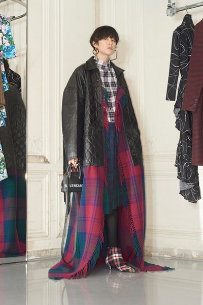 一大トレンドを生み出す Balenciaga の2018年秋ルックブックを公開 デムナ・ヴァザリアの進化が垣間見えるウィメンズルックはヘッズ必見 5月23日 2018年秋コレクション Balenciaga バレンシアガ Demna Gvasalia デムナ・ヴァザリア ウィメンズウェア ルックブック 紳士服 オーバーサイズ タイトシルエット テーラードセットアップ ドレス 大判マフラー ブーティ バッグ アノラックパーカ HYPEBEAST ハイプビースト