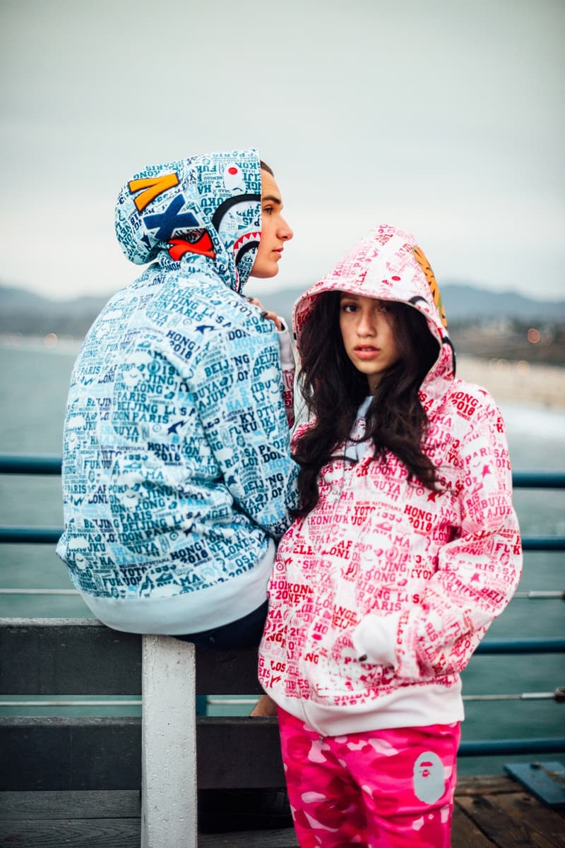 BAPE®️ のブランド設立25周年プロジェクト “BAPE XXV” が始動 〈Supreme（シュプリーム）〉や〈STÜSSY（ステューシー）〉と肩を並べるストリートの雄〈A BATHING APE®️（ア ベイシング エイプ）〉は、NIGO®（ニゴー）が1993年に立ち上げてから今年でブランド設立25周年を迎えた。そんな記念すべき1年を盛大に祝福すべく、〈BAPE®️〉は“BAPE XXV”プロジェクトを始動。コレクション第1弾ではAPE HEADやシャークモチーフに“25”を意味する“XXV”をアレンジし、Tシャツ3型、フーディ、時計、キーホルダー、iPhoneケース、ステッカーセットが登場する。また、本コレクションのメインとなる新柄“シティズカモ”には、BAPE®のアイコニックなロゴの数々、ショップを構える都市の地名に加え、25年＝四半世紀の月日を改めて感じさせる“1993-2018”の文字も組み込んだアニバーサリーにふさわしい仕上がりとなっている。  また、お馴染みのグリーン、ブルー、ピンクのカラーパレットには、限定色としてレッドを追加。“BAPE XXV”プロジェクトの幕開けとあるコレクション第1弾は、5月26日（土）より発売開始。取扱店舗などに関する詳細は、こちらから。  スワロフスキークリスタルを贅沢に使用した〈BAPE®️〉の新作ポロもお買い逃しのないように。 HYPEBEAST