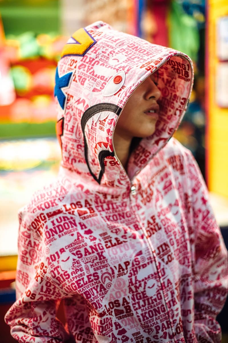 BAPE®️ のブランド設立25周年プロジェクト “BAPE XXV” が始動 〈Supreme（シュプリーム）〉や〈STÜSSY（ステューシー）〉と肩を並べるストリートの雄〈A BATHING APE®️（ア ベイシング エイプ）〉は、NIGO®（ニゴー）が1993年に立ち上げてから今年でブランド設立25周年を迎えた。そんな記念すべき1年を盛大に祝福すべく、〈BAPE®️〉は“BAPE XXV”プロジェクトを始動。コレクション第1弾ではAPE HEADやシャークモチーフに“25”を意味する“XXV”をアレンジし、Tシャツ3型、フーディ、時計、キーホルダー、iPhoneケース、ステッカーセットが登場する。また、本コレクションのメインとなる新柄“シティズカモ”には、BAPE®のアイコニックなロゴの数々、ショップを構える都市の地名に加え、25年＝四半世紀の月日を改めて感じさせる“1993-2018”の文字も組み込んだアニバーサリーにふさわしい仕上がりとなっている。  また、お馴染みのグリーン、ブルー、ピンクのカラーパレットには、限定色としてレッドを追加。“BAPE XXV”プロジェクトの幕開けとあるコレクション第1弾は、5月26日（土）より発売開始。取扱店舗などに関する詳細は、こちらから。  スワロフスキークリスタルを贅沢に使用した〈BAPE®️〉の新作ポロもお買い逃しのないように。 HYPEBEAST