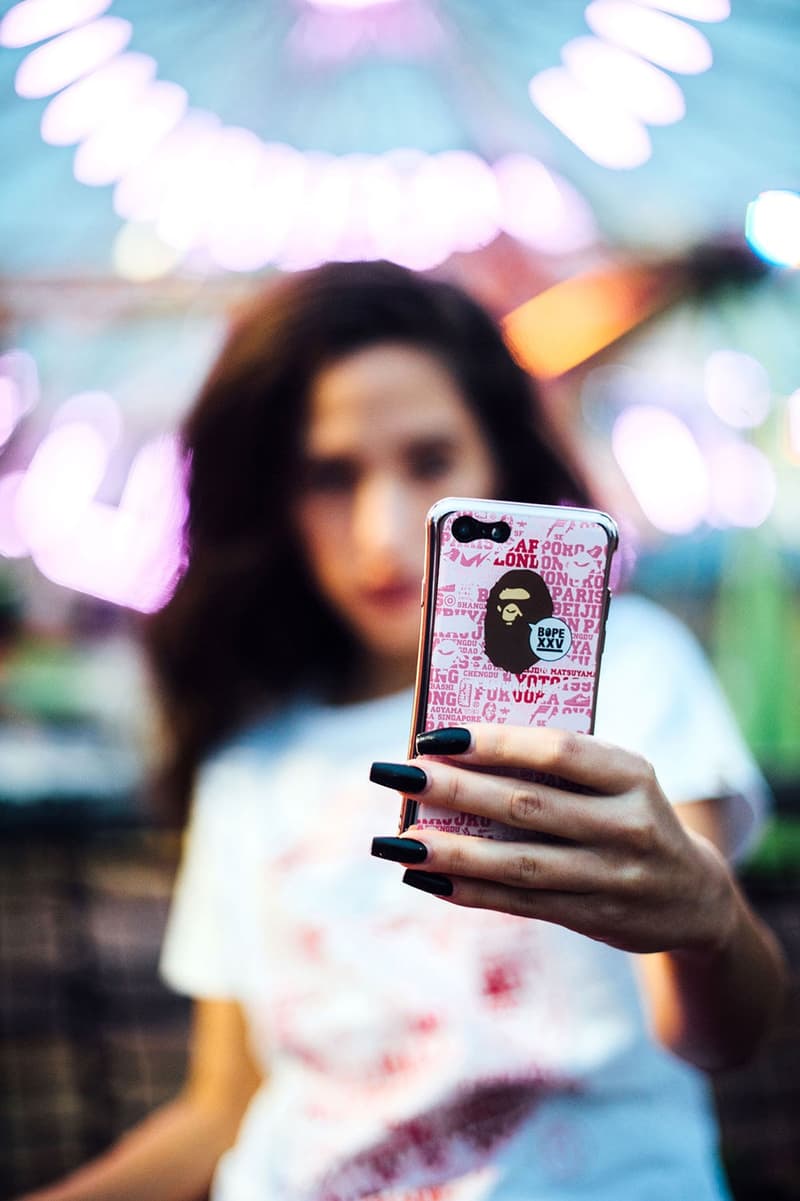 BAPE®️ のブランド設立25周年プロジェクト “BAPE XXV” が始動 〈Supreme（シュプリーム）〉や〈STÜSSY（ステューシー）〉と肩を並べるストリートの雄〈A BATHING APE®️（ア ベイシング エイプ）〉は、NIGO®（ニゴー）が1993年に立ち上げてから今年でブランド設立25周年を迎えた。そんな記念すべき1年を盛大に祝福すべく、〈BAPE®️〉は“BAPE XXV”プロジェクトを始動。コレクション第1弾ではAPE HEADやシャークモチーフに“25”を意味する“XXV”をアレンジし、Tシャツ3型、フーディ、時計、キーホルダー、iPhoneケース、ステッカーセットが登場する。また、本コレクションのメインとなる新柄“シティズカモ”には、BAPE®のアイコニックなロゴの数々、ショップを構える都市の地名に加え、25年＝四半世紀の月日を改めて感じさせる“1993-2018”の文字も組み込んだアニバーサリーにふさわしい仕上がりとなっている。  また、お馴染みのグリーン、ブルー、ピンクのカラーパレットには、限定色としてレッドを追加。“BAPE XXV”プロジェクトの幕開けとあるコレクション第1弾は、5月26日（土）より発売開始。取扱店舗などに関する詳細は、こちらから。  スワロフスキークリスタルを贅沢に使用した〈BAPE®️〉の新作ポロもお買い逃しのないように。 HYPEBEAST