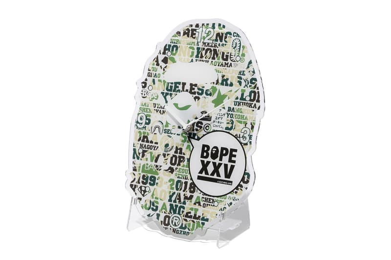 BAPE®️ のブランド設立25周年プロジェクト “BAPE XXV” が始動 〈Supreme（シュプリーム）〉や〈STÜSSY（ステューシー）〉と肩を並べるストリートの雄〈A BATHING APE®️（ア ベイシング エイプ）〉は、NIGO®（ニゴー）が1993年に立ち上げてから今年でブランド設立25周年を迎えた。そんな記念すべき1年を盛大に祝福すべく、〈BAPE®️〉は“BAPE XXV”プロジェクトを始動。コレクション第1弾ではAPE HEADやシャークモチーフに“25”を意味する“XXV”をアレンジし、Tシャツ3型、フーディ、時計、キーホルダー、iPhoneケース、ステッカーセットが登場する。また、本コレクションのメインとなる新柄“シティズカモ”には、BAPE®のアイコニックなロゴの数々、ショップを構える都市の地名に加え、25年＝四半世紀の月日を改めて感じさせる“1993-2018”の文字も組み込んだアニバーサリーにふさわしい仕上がりとなっている。  また、お馴染みのグリーン、ブルー、ピンクのカラーパレットには、限定色としてレッドを追加。“BAPE XXV”プロジェクトの幕開けとあるコレクション第1弾は、5月26日（土）より発売開始。取扱店舗などに関する詳細は、こちらから。  スワロフスキークリスタルを贅沢に使用した〈BAPE®️〉の新作ポロもお買い逃しのないように。 HYPEBEAST