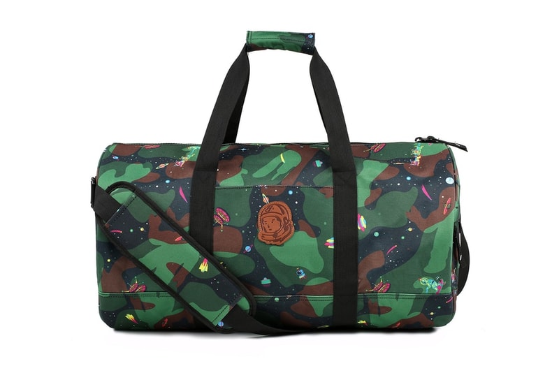 Billionaire Boys Club よりスペースカモ柄のラゲージコレクションが登場 ダッフルバッグからショルダーバッグまで高密度ナイロンを使用したエクスクルーシブなアイテム ご存じPharrell Williams（ファレル・ウィリアムス）の手がける〈Billionaire Boys Club（ビリオネア ボーイズ クラブ）〉より最新ラゲージコレクションが登場。  ブランドのシグネチャーであるスペースカモの総柄パターンを用いた本コレクションは、ダッフルバッグ、バックパック、ショルダーバッグと用途に応じて使い分けたい3型がラインアップ。  ダッフルとバックパックは、それぞれトーンの異なる2種類のカモ柄をベースに、彗星や宇宙船などテーマに沿ったモチーフが全体にプリントされ、中央にはお馴染みの宇宙飛行士ロゴのレザーパッチがあしらわれている。トレンド感のあるコンパクトなショルダーバッグは1カラー展開となるが、グラフィックデザインは他のアイテムと同様。いずれも耐久性に優れた高密度ナイロンを使用している。  これらのアイテムは、現在東京店を含む各国のフラッグシップストアおよび公式オンラインストア限定にて販売中。価格はショルダーバックが14,000円、バックパックが20,000円、ダッフルパックが23,000円（全て税抜）となる。気になる方は、手遅れになる前に早めのゲットすることをお勧めする。  あわせて、“Heart & Mind”ロゴをアームに忍ばせた〈BBC〉の日本限定トラックスーツもお見逃しなく。