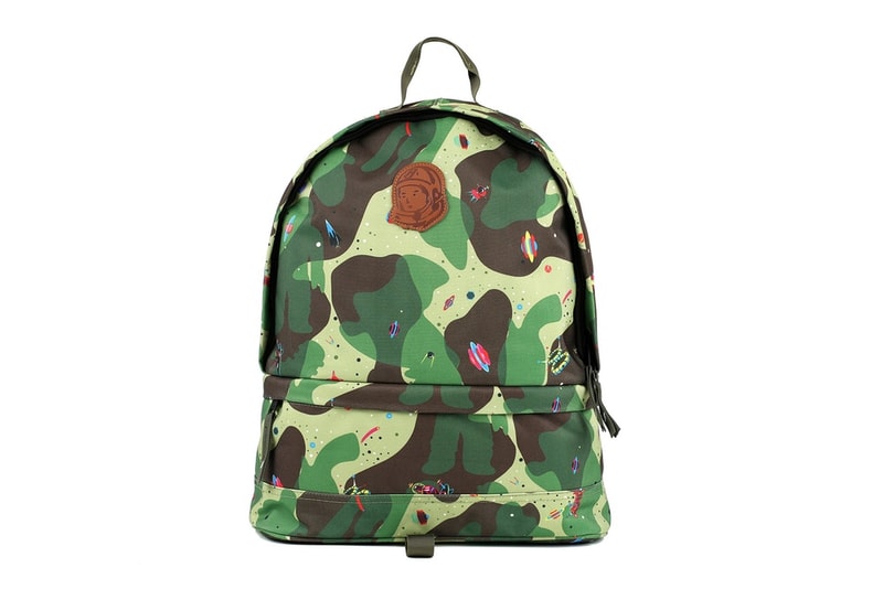 Billionaire Boys Club よりスペースカモ柄のラゲージコレクションが登場 ダッフルバッグからショルダーバッグまで高密度ナイロンを使用したエクスクルーシブなアイテム ご存じPharrell Williams（ファレル・ウィリアムス）の手がける〈Billionaire Boys Club（ビリオネア ボーイズ クラブ）〉より最新ラゲージコレクションが登場。  ブランドのシグネチャーであるスペースカモの総柄パターンを用いた本コレクションは、ダッフルバッグ、バックパック、ショルダーバッグと用途に応じて使い分けたい3型がラインアップ。  ダッフルとバックパックは、それぞれトーンの異なる2種類のカモ柄をベースに、彗星や宇宙船などテーマに沿ったモチーフが全体にプリントされ、中央にはお馴染みの宇宙飛行士ロゴのレザーパッチがあしらわれている。トレンド感のあるコンパクトなショルダーバッグは1カラー展開となるが、グラフィックデザインは他のアイテムと同様。いずれも耐久性に優れた高密度ナイロンを使用している。  これらのアイテムは、現在東京店を含む各国のフラッグシップストアおよび公式オンラインストア限定にて販売中。価格はショルダーバックが14,000円、バックパックが20,000円、ダッフルパックが23,000円（全て税抜）となる。気になる方は、手遅れになる前に早めのゲットすることをお勧めする。  あわせて、“Heart & Mind”ロゴをアームに忍ばせた〈BBC〉の日本限定トラックスーツもお見逃しなく。