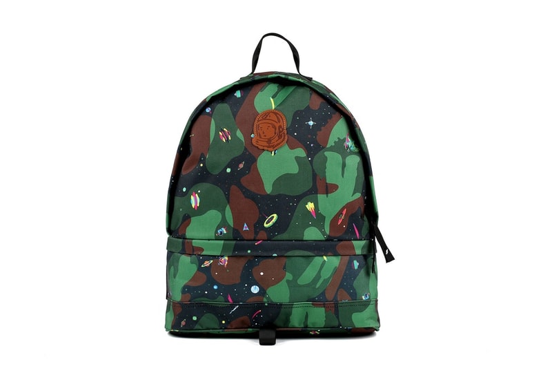Billionaire Boys Club よりスペースカモ柄のラゲージコレクションが登場 ダッフルバッグからショルダーバッグまで高密度ナイロンを使用したエクスクルーシブなアイテム ご存じPharrell Williams（ファレル・ウィリアムス）の手がける〈Billionaire Boys Club（ビリオネア ボーイズ クラブ）〉より最新ラゲージコレクションが登場。  ブランドのシグネチャーであるスペースカモの総柄パターンを用いた本コレクションは、ダッフルバッグ、バックパック、ショルダーバッグと用途に応じて使い分けたい3型がラインアップ。  ダッフルとバックパックは、それぞれトーンの異なる2種類のカモ柄をベースに、彗星や宇宙船などテーマに沿ったモチーフが全体にプリントされ、中央にはお馴染みの宇宙飛行士ロゴのレザーパッチがあしらわれている。トレンド感のあるコンパクトなショルダーバッグは1カラー展開となるが、グラフィックデザインは他のアイテムと同様。いずれも耐久性に優れた高密度ナイロンを使用している。  これらのアイテムは、現在東京店を含む各国のフラッグシップストアおよび公式オンラインストア限定にて販売中。価格はショルダーバックが14,000円、バックパックが20,000円、ダッフルパックが23,000円（全て税抜）となる。気になる方は、手遅れになる前に早めのゲットすることをお勧めする。  あわせて、“Heart & Mind”ロゴをアームに忍ばせた〈BBC〉の日本限定トラックスーツもお見逃しなく。