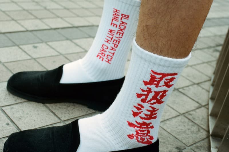 東京的不良感が漂う BlackEyePatch 2018年夏コレクション 取扱注意取扱注意取扱注意取扱注意取扱注意 前衛的で背景にカルチャーを感じる東京発の気鋭ストリートレーベル〈BlackEyePatch(ブラックアイパッチ)〉が、2018年夏コレクションを発表した。今季は2000〜’05年のニューヨークにおけるヒップホップカルチャーを着想元に、当時のカルチャーを形作っていた要素の数々を“東京感”としてリデザイン。最新のデリバリーはキーピースである“取扱注意”モチーフのアイテムを中心に構成され、総柄のボダンアップシャツ&ショーツ、Tシャツ、ソックス、ドゥーラグ、ショルダーバッグなどを展開する。 同コレクションはすでに取扱店舗でも販売がスタートしており、一部アイテムは『blackeyepatch.com』からも購入可能。すでにソールドアウトの商品もあるので、気になる方はお早めに。 この機会に、俳優の上杉柊平やKANDYTOWNのIOやGOTTZら、現代東京シーンの重要人物たちをモデルとして起用した〈BlackEyePatch〉の2018年春夏コレクションのバックステージの様子もプレイバックしてみてはいかが?