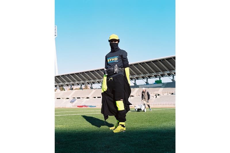 フランスの新鋭ブランド BOYHOOD と ASICS によるレトロなコラボルックブックが到着 〈ASICS〉のダッドシューズに合わせるべき、オールドスクールな色調のウェアと個性豊かな小物類を提案 パリの新鋭ストリートウェアレーベル〈BOYHOOD(ボーイフッド)〉が〈ASICS(アシックス)〉とチームアップし、フィルム調に撮影されたレトロな空気感満載のコラボルックブックを発表した。 エフォートレスなユースの精神を掲げ、アウトドアの要素にスポーティーなディテールを落とし込む〈BOYHOOD〉であるが、本ルックブックではそのスポーツ色を全面に打ち出したスタイリングを展開。2018年秋冬コレクション“Sortie Scolaire”の主要アイテムにシンクロする〈ASICS〉のダッドシューズがモデルたちの足元を飾る。 その中でも、ボディにナイロンを使用したフォレストグリーンのクルーネック、ひざ下や袖周りに取り付けられたネオンイエローのパーツが目を引くブラックのトラックスーツ、ヴィンテージにインスパイアされたウェストバッグ、IDホルダーなどはキーピースとして見逃し厳禁。 本コレクションは〈BOYHOOD〉のオンラインストアにて順次販売開始予定なので、まずは上のフォトロールよりルックブックとその世界観をチェックしてみよう。 〈UNDERCOVER(アンダーカバー)〉とVERDY(ヴェルディ)のコラボコレクションや、音楽的要素を巧みに取り入れた〈LOOPY HOTEL(ルーピー ホテル)〉の2018年春夏コレクションなど、その他のファッションニュースもあわせてチェック。