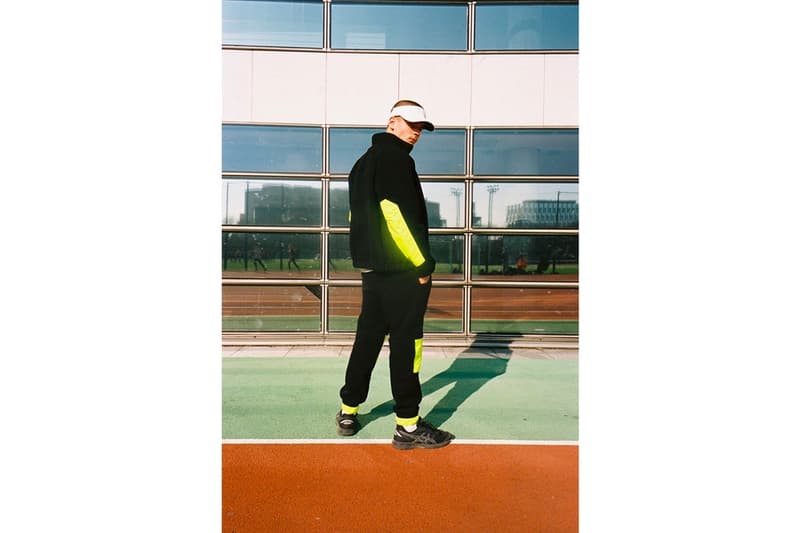 フランスの新鋭ブランド BOYHOOD と ASICS によるレトロなコラボルックブックが到着 〈ASICS〉のダッドシューズに合わせるべき、オールドスクールな色調のウェアと個性豊かな小物類を提案 パリの新鋭ストリートウェアレーベル〈BOYHOOD(ボーイフッド)〉が〈ASICS(アシックス)〉とチームアップし、フィルム調に撮影されたレトロな空気感満載のコラボルックブックを発表した。 エフォートレスなユースの精神を掲げ、アウトドアの要素にスポーティーなディテールを落とし込む〈BOYHOOD〉であるが、本ルックブックではそのスポーツ色を全面に打ち出したスタイリングを展開。2018年秋冬コレクション“Sortie Scolaire”の主要アイテムにシンクロする〈ASICS〉のダッドシューズがモデルたちの足元を飾る。 その中でも、ボディにナイロンを使用したフォレストグリーンのクルーネック、ひざ下や袖周りに取り付けられたネオンイエローのパーツが目を引くブラックのトラックスーツ、ヴィンテージにインスパイアされたウェストバッグ、IDホルダーなどはキーピースとして見逃し厳禁。 本コレクションは〈BOYHOOD〉のオンラインストアにて順次販売開始予定なので、まずは上のフォトロールよりルックブックとその世界観をチェックしてみよう。 〈UNDERCOVER(アンダーカバー)〉とVERDY(ヴェルディ)のコラボコレクションや、音楽的要素を巧みに取り入れた〈LOOPY HOTEL(ルーピー ホテル)〉の2018年春夏コレクションなど、その他のファッションニュースもあわせてチェック。