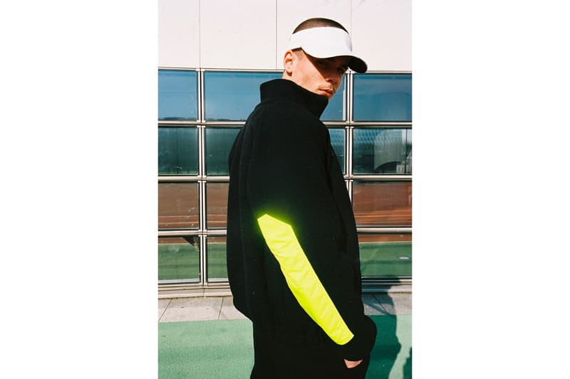 フランスの新鋭ブランド BOYHOOD と ASICS によるレトロなコラボルックブックが到着 〈ASICS〉のダッドシューズに合わせるべき、オールドスクールな色調のウェアと個性豊かな小物類を提案 パリの新鋭ストリートウェアレーベル〈BOYHOOD(ボーイフッド)〉が〈ASICS(アシックス)〉とチームアップし、フィルム調に撮影されたレトロな空気感満載のコラボルックブックを発表した。 エフォートレスなユースの精神を掲げ、アウトドアの要素にスポーティーなディテールを落とし込む〈BOYHOOD〉であるが、本ルックブックではそのスポーツ色を全面に打ち出したスタイリングを展開。2018年秋冬コレクション“Sortie Scolaire”の主要アイテムにシンクロする〈ASICS〉のダッドシューズがモデルたちの足元を飾る。 その中でも、ボディにナイロンを使用したフォレストグリーンのクルーネック、ひざ下や袖周りに取り付けられたネオンイエローのパーツが目を引くブラックのトラックスーツ、ヴィンテージにインスパイアされたウェストバッグ、IDホルダーなどはキーピースとして見逃し厳禁。 本コレクションは〈BOYHOOD〉のオンラインストアにて順次販売開始予定なので、まずは上のフォトロールよりルックブックとその世界観をチェックしてみよう。 〈UNDERCOVER(アンダーカバー)〉とVERDY(ヴェルディ)のコラボコレクションや、音楽的要素を巧みに取り入れた〈LOOPY HOTEL(ルーピー ホテル)〉の2018年春夏コレクションなど、その他のファッションニュースもあわせてチェック。