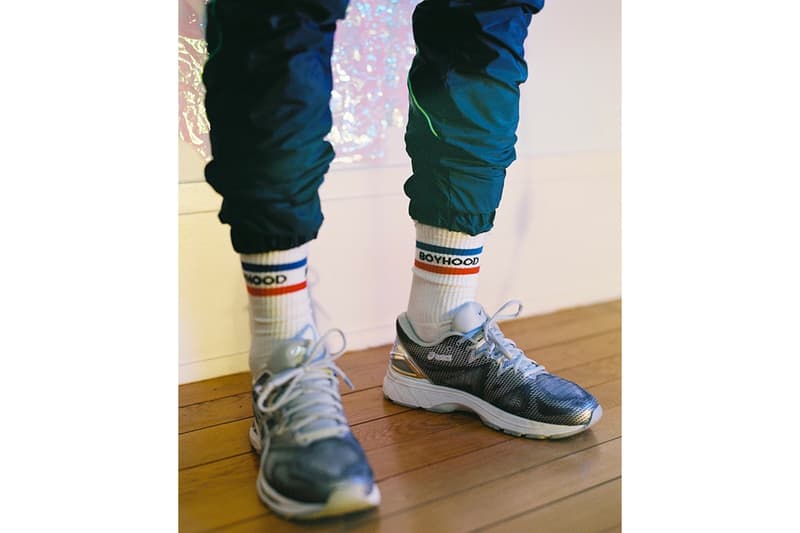 フランスの新鋭ブランド BOYHOOD と ASICS によるレトロなコラボルックブックが到着 〈ASICS〉のダッドシューズに合わせるべき、オールドスクールな色調のウェアと個性豊かな小物類を提案 パリの新鋭ストリートウェアレーベル〈BOYHOOD(ボーイフッド)〉が〈ASICS(アシックス)〉とチームアップし、フィルム調に撮影されたレトロな空気感満載のコラボルックブックを発表した。 エフォートレスなユースの精神を掲げ、アウトドアの要素にスポーティーなディテールを落とし込む〈BOYHOOD〉であるが、本ルックブックではそのスポーツ色を全面に打ち出したスタイリングを展開。2018年秋冬コレクション“Sortie Scolaire”の主要アイテムにシンクロする〈ASICS〉のダッドシューズがモデルたちの足元を飾る。 その中でも、ボディにナイロンを使用したフォレストグリーンのクルーネック、ひざ下や袖周りに取り付けられたネオンイエローのパーツが目を引くブラックのトラックスーツ、ヴィンテージにインスパイアされたウェストバッグ、IDホルダーなどはキーピースとして見逃し厳禁。 本コレクションは〈BOYHOOD〉のオンラインストアにて順次販売開始予定なので、まずは上のフォトロールよりルックブックとその世界観をチェックしてみよう。 〈UNDERCOVER(アンダーカバー)〉とVERDY(ヴェルディ)のコラボコレクションや、音楽的要素を巧みに取り入れた〈LOOPY HOTEL(ルーピー ホテル)〉の2018年春夏コレクションなど、その他のファッションニュースもあわせてチェック。