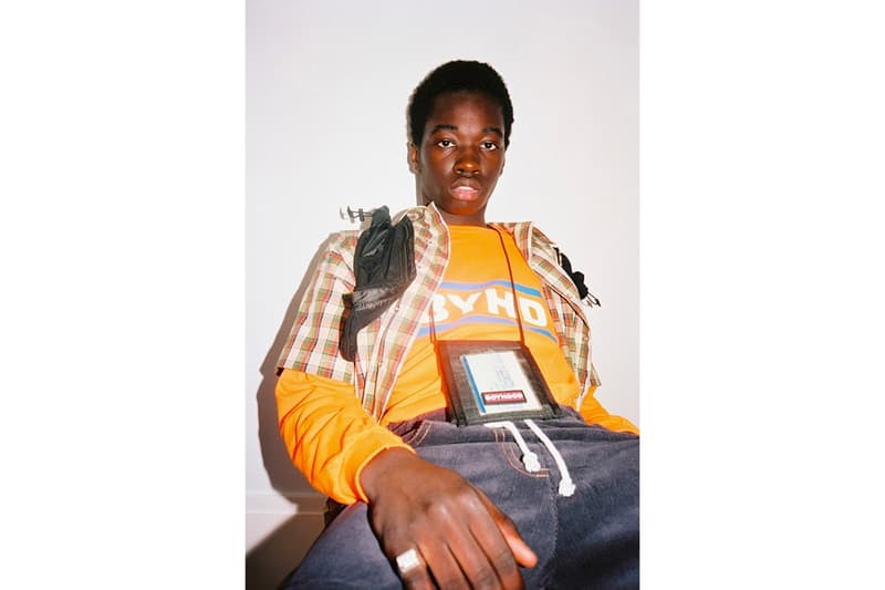 フランスの新鋭ブランド BOYHOOD と ASICS によるレトロなコラボルックブックが到着 〈ASICS〉のダッドシューズに合わせるべき、オールドスクールな色調のウェアと個性豊かな小物類を提案 パリの新鋭ストリートウェアレーベル〈BOYHOOD(ボーイフッド)〉が〈ASICS(アシックス)〉とチームアップし、フィルム調に撮影されたレトロな空気感満載のコラボルックブックを発表した。 エフォートレスなユースの精神を掲げ、アウトドアの要素にスポーティーなディテールを落とし込む〈BOYHOOD〉であるが、本ルックブックではそのスポーツ色を全面に打ち出したスタイリングを展開。2018年秋冬コレクション“Sortie Scolaire”の主要アイテムにシンクロする〈ASICS〉のダッドシューズがモデルたちの足元を飾る。 その中でも、ボディにナイロンを使用したフォレストグリーンのクルーネック、ひざ下や袖周りに取り付けられたネオンイエローのパーツが目を引くブラックのトラックスーツ、ヴィンテージにインスパイアされたウェストバッグ、IDホルダーなどはキーピースとして見逃し厳禁。 本コレクションは〈BOYHOOD〉のオンラインストアにて順次販売開始予定なので、まずは上のフォトロールよりルックブックとその世界観をチェックしてみよう。 〈UNDERCOVER(アンダーカバー)〉とVERDY(ヴェルディ)のコラボコレクションや、音楽的要素を巧みに取り入れた〈LOOPY HOTEL(ルーピー ホテル)〉の2018年春夏コレクションなど、その他のファッションニュースもあわせてチェック。