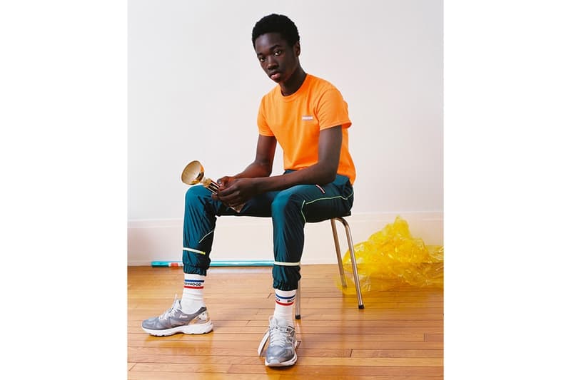 フランスの新鋭ブランド BOYHOOD と ASICS によるレトロなコラボルックブックが到着 〈ASICS〉のダッドシューズに合わせるべき、オールドスクールな色調のウェアと個性豊かな小物類を提案 パリの新鋭ストリートウェアレーベル〈BOYHOOD(ボーイフッド)〉が〈ASICS(アシックス)〉とチームアップし、フィルム調に撮影されたレトロな空気感満載のコラボルックブックを発表した。 エフォートレスなユースの精神を掲げ、アウトドアの要素にスポーティーなディテールを落とし込む〈BOYHOOD〉であるが、本ルックブックではそのスポーツ色を全面に打ち出したスタイリングを展開。2018年秋冬コレクション“Sortie Scolaire”の主要アイテムにシンクロする〈ASICS〉のダッドシューズがモデルたちの足元を飾る。 その中でも、ボディにナイロンを使用したフォレストグリーンのクルーネック、ひざ下や袖周りに取り付けられたネオンイエローのパーツが目を引くブラックのトラックスーツ、ヴィンテージにインスパイアされたウェストバッグ、IDホルダーなどはキーピースとして見逃し厳禁。 本コレクションは〈BOYHOOD〉のオンラインストアにて順次販売開始予定なので、まずは上のフォトロールよりルックブックとその世界観をチェックしてみよう。 〈UNDERCOVER(アンダーカバー)〉とVERDY(ヴェルディ)のコラボコレクションや、音楽的要素を巧みに取り入れた〈LOOPY HOTEL(ルーピー ホテル)〉の2018年春夏コレクションなど、その他のファッションニュースもあわせてチェック。