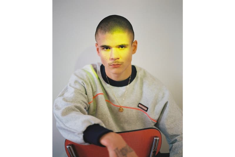 フランスの新鋭ブランド BOYHOOD と ASICS によるレトロなコラボルックブックが到着 〈ASICS〉のダッドシューズに合わせるべき、オールドスクールな色調のウェアと個性豊かな小物類を提案 パリの新鋭ストリートウェアレーベル〈BOYHOOD(ボーイフッド)〉が〈ASICS(アシックス)〉とチームアップし、フィルム調に撮影されたレトロな空気感満載のコラボルックブックを発表した。 エフォートレスなユースの精神を掲げ、アウトドアの要素にスポーティーなディテールを落とし込む〈BOYHOOD〉であるが、本ルックブックではそのスポーツ色を全面に打ち出したスタイリングを展開。2018年秋冬コレクション“Sortie Scolaire”の主要アイテムにシンクロする〈ASICS〉のダッドシューズがモデルたちの足元を飾る。 その中でも、ボディにナイロンを使用したフォレストグリーンのクルーネック、ひざ下や袖周りに取り付けられたネオンイエローのパーツが目を引くブラックのトラックスーツ、ヴィンテージにインスパイアされたウェストバッグ、IDホルダーなどはキーピースとして見逃し厳禁。 本コレクションは〈BOYHOOD〉のオンラインストアにて順次販売開始予定なので、まずは上のフォトロールよりルックブックとその世界観をチェックしてみよう。 〈UNDERCOVER(アンダーカバー)〉とVERDY(ヴェルディ)のコラボコレクションや、音楽的要素を巧みに取り入れた〈LOOPY HOTEL(ルーピー ホテル)〉の2018年春夏コレクションなど、その他のファッションニュースもあわせてチェック。