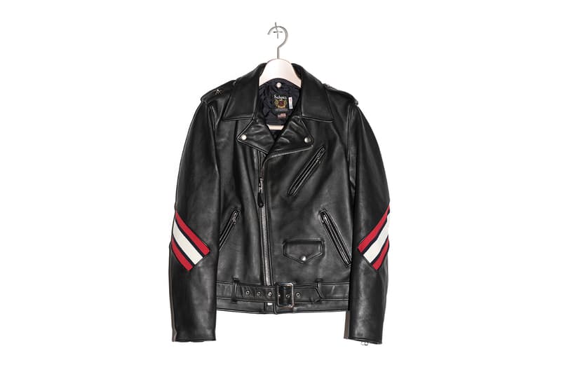 FACETASM が伊勢丹のポップアップで別注アイテム2型をリリース 〈Schott〉の質実剛健なライダースと〈George Cox〉との初コラボシューズが登場 今季、ストリート感を感じさせるデザインやディテールを落とし込み、落合宏理の“スタイル”を全面に押し出したコレクションを展開する〈FACETASM（ファセッタズム）〉が、6月6日（水）から同月19日（火）までの期間中、『伊勢丹 新宿店』のメンズ館2階＝クリエーターでポップアップを開催。ここではスタイルを見せつけながらカルチャー、そして社会と共存する人々に敬意を表し、彼らから見え隠れするアグレシッブさや抗争心を具現化した落合氏の真骨頂を感じとることができるだろう。  また、今回のポップアップでは『伊勢丹』限定アイテムと先行販売商品がそれぞれ1型ずつ登場。前者はレザー界の雄〈Schott（ショット）〉の象徴でもあるワンスターをベースにカスタマイズした質実剛健な作りのライダースジャケットで、リブのディテールを背中と袖に配すことで、コンテンポラリーで立体的な仕上がりに。また、後者のプロダクトは〈FACETASM〉と〈George Cox（ジョージ コックス）〉の初コラボシューズで、〈George Cox〉の定番である3588モデルのラバーソールのインターレースおよびソールのウェルトをブルーでアレンジし、ウェルト部分のステッチも同色に仕上げることで新鮮な表情へと昇華している。  〈Schott〉別注のライダースジャケットは230,000円、〈George Cox〉とのダブルネームシューズは58,000円（どちらも税抜）。気になる方は会期中に『伊勢丹 新宿店』のメンズ館2階まで、足を運んでみてはいかがだろうか。  あわせて、落合氏が「ターニングポイントであり、パリで最も重要なショー」と語った2018年秋冬コレクションのバックステージもお見逃しなく。