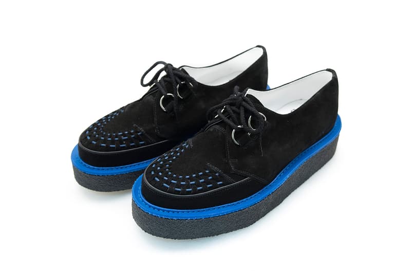 FACETASM が伊勢丹のポップアップで別注アイテム2型をリリース 〈Schott〉の質実剛健なライダースと〈George Cox〉との初コラボシューズが登場 今季、ストリート感を感じさせるデザインやディテールを落とし込み、落合宏理の“スタイル”を全面に押し出したコレクションを展開する〈FACETASM（ファセッタズム）〉が、6月6日（水）から同月19日（火）までの期間中、『伊勢丹 新宿店』のメンズ館2階＝クリエーターでポップアップを開催。ここではスタイルを見せつけながらカルチャー、そして社会と共存する人々に敬意を表し、彼らから見え隠れするアグレシッブさや抗争心を具現化した落合氏の真骨頂を感じとることができるだろう。  また、今回のポップアップでは『伊勢丹』限定アイテムと先行販売商品がそれぞれ1型ずつ登場。前者はレザー界の雄〈Schott（ショット）〉の象徴でもあるワンスターをベースにカスタマイズした質実剛健な作りのライダースジャケットで、リブのディテールを背中と袖に配すことで、コンテンポラリーで立体的な仕上がりに。また、後者のプロダクトは〈FACETASM〉と〈George Cox（ジョージ コックス）〉の初コラボシューズで、〈George Cox〉の定番である3588モデルのラバーソールのインターレースおよびソールのウェルトをブルーでアレンジし、ウェルト部分のステッチも同色に仕上げることで新鮮な表情へと昇華している。  〈Schott〉別注のライダースジャケットは230,000円、〈George Cox〉とのダブルネームシューズは58,000円（どちらも税抜）。気になる方は会期中に『伊勢丹 新宿店』のメンズ館2階まで、足を運んでみてはいかがだろうか。  あわせて、落合氏が「ターニングポイントであり、パリで最も重要なショー」と語った2018年秋冬コレクションのバックステージもお見逃しなく。