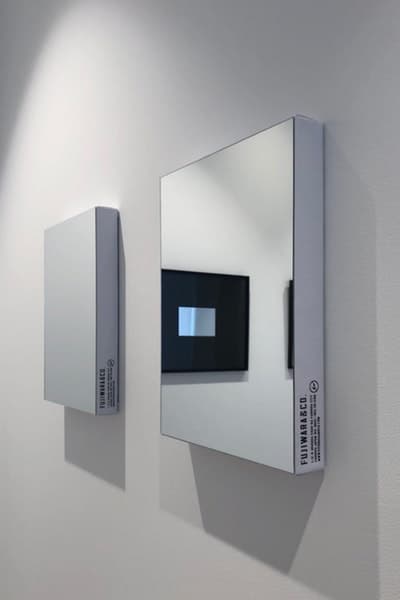 FUJIWARA&CO. のポップアップで販売されている限定アイテムを一挙ご紹介 藤原ヒロシと清永浩文が仕掛ける実験的プロジェクトの全貌をチェックせよ 〈SOPHNET.（ソフネット）〉のデザイナー 清永浩文が説明不要の東京ストリートのゴッドファーザー、藤原ヒロシをパートナーに招聘し、『KIYONAGA&CO』で限定ポップアップを開催中している。今回の“FUJIWARA&CO.”では約3週間もの間、『KIYONAGA&CO』に〈fragment design（フラグメント デザイン）〉のエッセンスを注入。そして、『HYPEBEAST』はその全貌を紐解くべく、読者が気になっていたであろう、店内の様子を撮影したフォトセットを独占入手することに成功した。  清永氏がプロデュースするパーソナルで実験的なショップには、“fragment Mirror”、“Frame Mirror”、“Canvas Mirror”など、“FUJIWARA&CO.”のロゴを配したアートピースを設置。また、〈Alpha Industries（アルファ インダストリーズ）〉のMA-1や、『POOL aoyama』、『PARK・ING GINZA』を彷彿させる“DEAD STOCK”リメイクTシャツ、そしてサカナクションがオーガナイズする「NF（Night Fishing）」とのコラボアイテムなども販売されている。だだ、数ある商品の中でも『頭文字D』の藤原とうふ店にオマージュを捧げ、『三原豆腐店』、そして“アジアのベストレストラン50”で4年連続頂点に輝いた『Gaggan』とのコラボレーションによるスパイシーな豆腐チョコレートは最も買い逃し厳禁だろう。  “FUJIWARA&CO.”のポップアップの模様は、上のフォトギャラリーから。お時間がある方、また福岡を訪れる予定がある方は是非、足を運んでみてはいかがだろうか。  この機会に、〈fragment design〉x〈OAKLEY（オークリー）〉のコラボレーションの際に敢行したHFのインタビューもあわせてご確認を。  FUJIWARA&CO. 住所：福岡県福岡市中央区赤坂1-12-6 Tel：092-791-5100