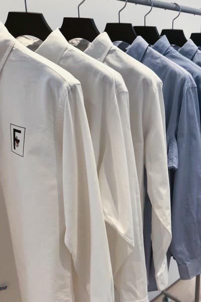FUJIWARA&CO. のポップアップで販売されている限定アイテムを一挙ご紹介 藤原ヒロシと清永浩文が仕掛ける実験的プロジェクトの全貌をチェックせよ 〈SOPHNET.(ソフネット)〉のデザイナー 清永浩文が説明不要の東京ストリートのゴッドファーザー、藤原ヒロシをパートナーに招聘し、『KIYONAGA&CO』で限定ポップアップを開催中している。今回の“FUJIWARA&CO.”では約3週間もの間、『KIYONAGA&CO』に〈fragment design(フラグメント デザイン)〉のエッセンスを注入。そして、『HYPEBEAST』はその全貌を紐解くべく、読者が気になっていたであろう、店内の様子を撮影したフォトセットを独占入手することに成功した。 清永氏がプロデュースするパーソナルで実験的なショップには、“fragment Mirror”、“Frame Mirror”、“Canvas Mirror”など、“FUJIWARA&CO.”のロゴを配したアートピースを設置。また、〈Alpha Industries(アルファ インダストリーズ)〉のMA-1や、『POOL aoyama』、『PARK・ING GINZA』を彷彿させる“DEAD STOCK”リメイクTシャツ、そしてサカナクションがオーガナイズする「NF(Night Fishing)」とのコラボアイテムなども販売されている。だだ、数ある商品の中でも『頭文字D』の藤原とうふ店にオマージュを捧げ、『三原豆腐店』、そして“アジアのベストレストラン50”で4年連続頂点に輝いた『Gaggan』とのコラボレーションによるスパイシーな豆腐チョコレートは最も買い逃し厳禁だろう。 “FUJIWARA&CO.”のポップアップの模様は、上のフォトギャラリーから。お時間がある方、また福岡を訪れる予定がある方は是非、足を運んでみてはいかがだろうか。 この機会に、〈fragment design〉x〈OAKLEY(オークリー)〉のコラボレーションの際に敢行したHFのインタビューもあわせてご確認を。 FUJIWARA&CO. 住所:福岡県福岡市中央区赤坂1-12-6 Tel:092-791-5100