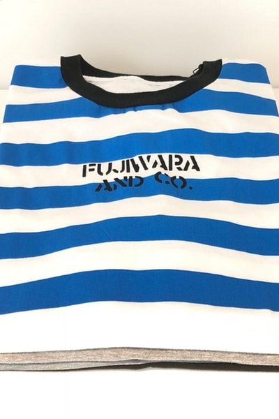 FUJIWARA&CO. のポップアップで販売されている限定アイテムを一挙ご紹介 藤原ヒロシと清永浩文が仕掛ける実験的プロジェクトの全貌をチェックせよ 〈SOPHNET.（ソフネット）〉のデザイナー 清永浩文が説明不要の東京ストリートのゴッドファーザー、藤原ヒロシをパートナーに招聘し、『KIYONAGA&CO』で限定ポップアップを開催中している。今回の“FUJIWARA&CO.”では約3週間もの間、『KIYONAGA&CO』に〈fragment design（フラグメント デザイン）〉のエッセンスを注入。そして、『HYPEBEAST』はその全貌を紐解くべく、読者が気になっていたであろう、店内の様子を撮影したフォトセットを独占入手することに成功した。  清永氏がプロデュースするパーソナルで実験的なショップには、“fragment Mirror”、“Frame Mirror”、“Canvas Mirror”など、“FUJIWARA&CO.”のロゴを配したアートピースを設置。また、〈Alpha Industries（アルファ インダストリーズ）〉のMA-1や、『POOL aoyama』、『PARK・ING GINZA』を彷彿させる“DEAD STOCK”リメイクTシャツ、そしてサカナクションがオーガナイズする「NF（Night Fishing）」とのコラボアイテムなども販売されている。だだ、数ある商品の中でも『頭文字D』の藤原とうふ店にオマージュを捧げ、『三原豆腐店』、そして“アジアのベストレストラン50”で4年連続頂点に輝いた『Gaggan』とのコラボレーションによるスパイシーな豆腐チョコレートは最も買い逃し厳禁だろう。  “FUJIWARA&CO.”のポップアップの模様は、上のフォトギャラリーから。お時間がある方、また福岡を訪れる予定がある方は是非、足を運んでみてはいかがだろうか。  この機会に、〈fragment design〉x〈OAKLEY（オークリー）〉のコラボレーションの際に敢行したHFのインタビューもあわせてご確認を。  FUJIWARA&CO. 住所：福岡県福岡市中央区赤坂1-12-6 Tel：092-791-5100