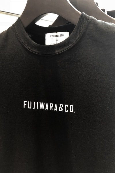 FUJIWARA&CO. のポップアップで販売されている限定アイテムを一挙ご紹介 藤原ヒロシと清永浩文が仕掛ける実験的プロジェクトの全貌をチェックせよ 〈SOPHNET.（ソフネット）〉のデザイナー 清永浩文が説明不要の東京ストリートのゴッドファーザー、藤原ヒロシをパートナーに招聘し、『KIYONAGA&CO』で限定ポップアップを開催中している。今回の“FUJIWARA&CO.”では約3週間もの間、『KIYONAGA&CO』に〈fragment design（フラグメント デザイン）〉のエッセンスを注入。そして、『HYPEBEAST』はその全貌を紐解くべく、読者が気になっていたであろう、店内の様子を撮影したフォトセットを独占入手することに成功した。  清永氏がプロデュースするパーソナルで実験的なショップには、“fragment Mirror”、“Frame Mirror”、“Canvas Mirror”など、“FUJIWARA&CO.”のロゴを配したアートピースを設置。また、〈Alpha Industries（アルファ インダストリーズ）〉のMA-1や、『POOL aoyama』、『PARK・ING GINZA』を彷彿させる“DEAD STOCK”リメイクTシャツ、そしてサカナクションがオーガナイズする「NF（Night Fishing）」とのコラボアイテムなども販売されている。だだ、数ある商品の中でも『頭文字D』の藤原とうふ店にオマージュを捧げ、『三原豆腐店』、そして“アジアのベストレストラン50”で4年連続頂点に輝いた『Gaggan』とのコラボレーションによるスパイシーな豆腐チョコレートは最も買い逃し厳禁だろう。  “FUJIWARA&CO.”のポップアップの模様は、上のフォトギャラリーから。お時間がある方、また福岡を訪れる予定がある方は是非、足を運んでみてはいかがだろうか。  この機会に、〈fragment design〉x〈OAKLEY（オークリー）〉のコラボレーションの際に敢行したHFのインタビューもあわせてご確認を。  FUJIWARA&CO. 住所：福岡県福岡市中央区赤坂1-12-6 Tel：092-791-5100