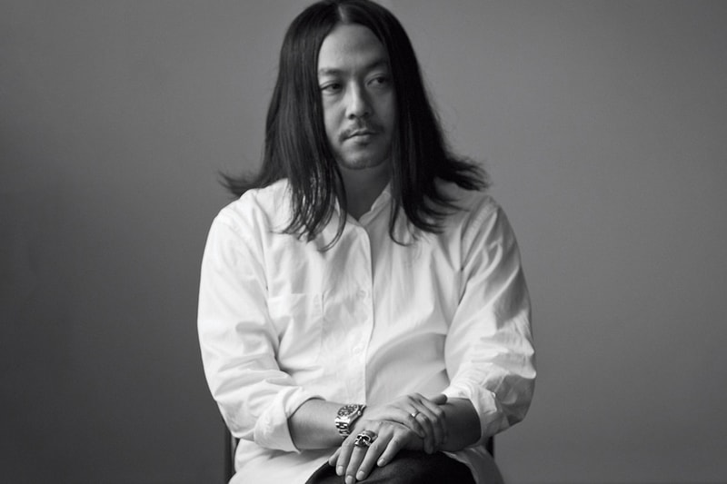 元GANRYU のデザイナー丸龍文人が新ブランドを携え Pitti Uomo に参加決定 〈COMME des GARÇONS〉を離れて再スタートを切る新ブランドは丸龍氏のデザイン哲学を色濃く反映させたスタイルになるとのこと 〈COMME des GARÇONS（コム デ ギャルソン）〉傘下で展開されていた〈GANRYU（ガンリュー）〉は、2017年春夏を最後にブランドを休止。根強いファンが数多く存在するだけに、このアナウンスには心を痛めた人も少なくないことだろう。だが、〈GANRYU〉ファンに願ってもない朗報が舞い込んできた。〈CdG〉を離れたデザイナー、丸龍文人がシーンに帰ってくるのだ。  丸龍氏は、今年6月に開催される紳士服の祭典「Pitti Uomo（ピッティ ウォモ）」のデザイナープロジェクトに参加。ここでお披露目される新ブランドは、同氏のデザイン哲学を色濃く反映させ、モダンかつコンセプチュアルなものになるという。近年はストリートな要素も取り入れ、ファッションウィークに匹敵する盛り上がりを見せる「Pitti Uomo」。丸龍文人の復帰ともなれば、見逃すという選択肢はないだろう。  あわせて、今年1月に開催された「Pitti Uomo」から紐解いたストリートの新トレンド5選もチェックしてみてほしい。