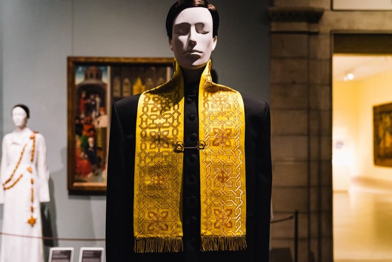 MET Gala 2018 に合わせ開幕した世界最大規模のファッション展覧会 “Heavenly Bodies” に潜入 “カトリック”をテーマに〈Chanel〉や〈Givenchy〉、〈Yves Saint Laurent〉などのアーカイブドレスが一挙勢揃い MET Gala 2018 Vogue Anna Wintour アナ・ウィンター Heavenly Bodies:Fashion and the Catholic Imagination メトロポリタン美術館 Chanel シャネル Versace ヴェルサーチ Raf Simons ラフ・シモンズ Valentino ヴァレンティノ Jean-Paul Gaultier ジャン=ポール・ゴルチエ Alexander McQueen アレキサンダー・マックイーン Givenchy ジバンシイ Balenciaga バレンシアガ Thom Browne トム・ブラウン Yves Saint Laurent イヴ・サンローラン Rick Owens リック・オウエンス アーカイブ HYPEBEAST ハイプビースト