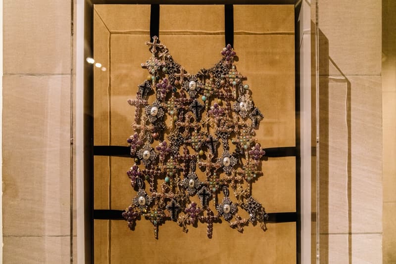 MET Gala 2018 に合わせ開幕した世界最大規模のファッション展覧会 “Heavenly Bodies” に潜入 “カトリック”をテーマに〈Chanel〉や〈Givenchy〉、〈Yves Saint Laurent〉などのアーカイブドレスが一挙勢揃い MET Gala 2018 Vogue Anna Wintour アナ・ウィンター Heavenly Bodies:Fashion and the Catholic Imagination メトロポリタン美術館 Chanel シャネル Versace ヴェルサーチ Raf Simons ラフ・シモンズ Valentino ヴァレンティノ Jean-Paul Gaultier ジャン=ポール・ゴルチエ Alexander McQueen アレキサンダー・マックイーン Givenchy ジバンシイ Balenciaga バレンシアガ Thom Browne トム・ブラウン Yves Saint Laurent イヴ・サンローラン Rick Owens リック・オウエンス アーカイブ HYPEBEAST ハイプビースト
