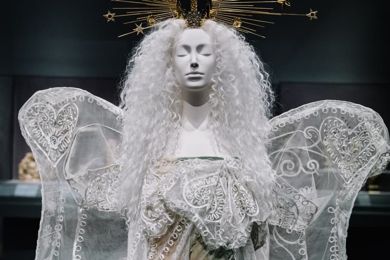 MET Gala 2018 に合わせ開幕した世界最大規模のファッション展覧会 “Heavenly Bodies” に潜入 “カトリック”をテーマに〈Chanel〉や〈Givenchy〉、〈Yves Saint Laurent〉などのアーカイブドレスが一挙勢揃い MET Gala 2018 Vogue Anna Wintour アナ・ウィンター Heavenly Bodies:Fashion and the Catholic Imagination メトロポリタン美術館 Chanel シャネル Versace ヴェルサーチ Raf Simons ラフ・シモンズ Valentino ヴァレンティノ Jean-Paul Gaultier ジャン=ポール・ゴルチエ Alexander McQueen アレキサンダー・マックイーン Givenchy ジバンシイ Balenciaga バレンシアガ Thom Browne トム・ブラウン Yves Saint Laurent イヴ・サンローラン Rick Owens リック・オウエンス アーカイブ HYPEBEAST ハイプビースト