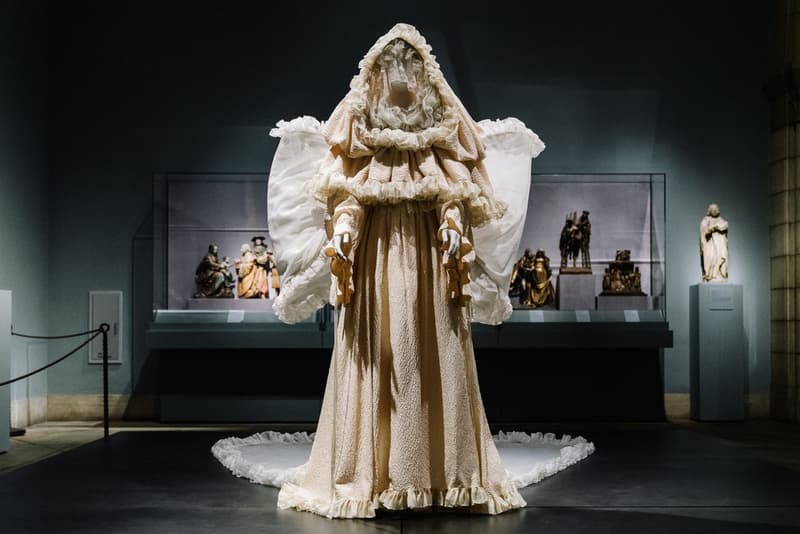MET Gala 2018 に合わせ開幕した世界最大規模のファッション展覧会 “Heavenly Bodies” に潜入 “カトリック”をテーマに〈Chanel〉や〈Givenchy〉、〈Yves Saint Laurent〉などのアーカイブドレスが一挙勢揃い MET Gala 2018 Vogue Anna Wintour アナ・ウィンター Heavenly Bodies:Fashion and the Catholic Imagination メトロポリタン美術館 Chanel シャネル Versace ヴェルサーチ Raf Simons ラフ・シモンズ Valentino ヴァレンティノ Jean-Paul Gaultier ジャン=ポール・ゴルチエ Alexander McQueen アレキサンダー・マックイーン Givenchy ジバンシイ Balenciaga バレンシアガ Thom Browne トム・ブラウン Yves Saint Laurent イヴ・サンローラン Rick Owens リック・オウエンス アーカイブ HYPEBEAST ハイプビースト