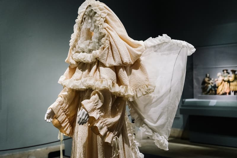 MET Gala 2018 に合わせ開幕した世界最大規模のファッション展覧会 “Heavenly Bodies” に潜入 “カトリック”をテーマに〈Chanel〉や〈Givenchy〉、〈Yves Saint Laurent〉などのアーカイブドレスが一挙勢揃い MET Gala 2018 Vogue Anna Wintour アナ・ウィンター Heavenly Bodies:Fashion and the Catholic Imagination メトロポリタン美術館 Chanel シャネル Versace ヴェルサーチ Raf Simons ラフ・シモンズ Valentino ヴァレンティノ Jean-Paul Gaultier ジャン=ポール・ゴルチエ Alexander McQueen アレキサンダー・マックイーン Givenchy ジバンシイ Balenciaga バレンシアガ Thom Browne トム・ブラウン Yves Saint Laurent イヴ・サンローラン Rick Owens リック・オウエンス アーカイブ HYPEBEAST ハイプビースト