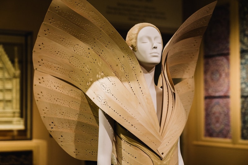 MET Gala 2018 に合わせ開幕した世界最大規模のファッション展覧会 “Heavenly Bodies” に潜入 “カトリック”をテーマに〈Chanel〉や〈Givenchy〉、〈Yves Saint Laurent〉などのアーカイブドレスが一挙勢揃い MET Gala 2018 Vogue Anna Wintour アナ・ウィンター Heavenly Bodies：Fashion and the Catholic Imagination メトロポリタン美術館 Chanel シャネル Versace ヴェルサーチ Raf Simons ラフ・シモンズ Valentino ヴァレンティノ Jean-Paul Gaultier ジャン＝ポール・ゴルチエ Alexander McQueen アレキサンダー・マックイーン Givenchy ジバンシイ Balenciaga バレンシアガ Thom Browne トム・ブラウン Yves Saint Laurent イヴ・サンローラン Rick Owens リック・オウエンス アーカイブ HYPEBEAST ハイプビースト