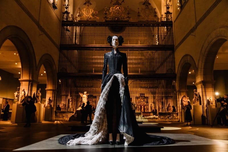 MET Gala 2018 に合わせ開幕した世界最大規模のファッション展覧会 “Heavenly Bodies” に潜入 “カトリック”をテーマに〈Chanel〉や〈Givenchy〉、〈Yves Saint Laurent〉などのアーカイブドレスが一挙勢揃い MET Gala 2018 Vogue Anna Wintour アナ・ウィンター Heavenly Bodies:Fashion and the Catholic Imagination メトロポリタン美術館 Chanel シャネル Versace ヴェルサーチ Raf Simons ラフ・シモンズ Valentino ヴァレンティノ Jean-Paul Gaultier ジャン=ポール・ゴルチエ Alexander McQueen アレキサンダー・マックイーン Givenchy ジバンシイ Balenciaga バレンシアガ Thom Browne トム・ブラウン Yves Saint Laurent イヴ・サンローラン Rick Owens リック・オウエンス アーカイブ HYPEBEAST ハイプビースト