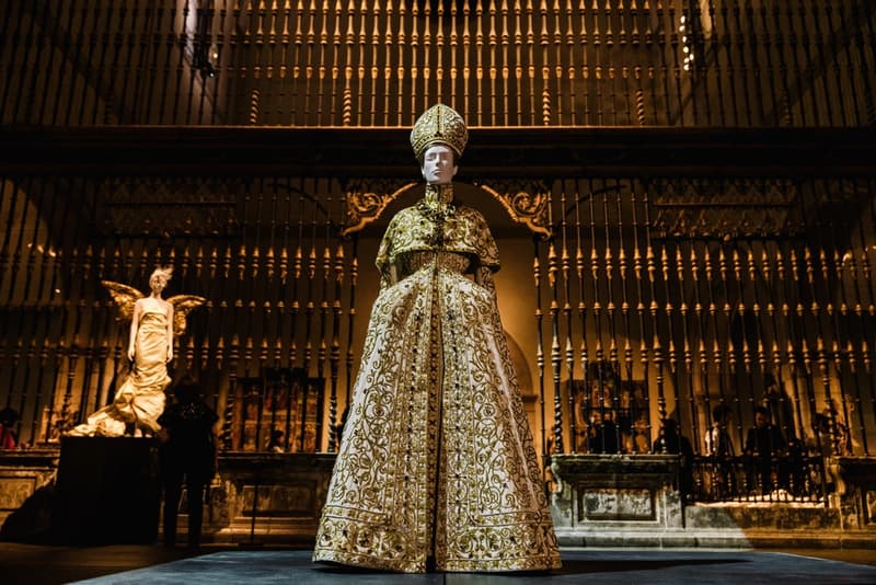 MET Gala 2018 に合わせ開幕した世界最大規模のファッション展覧会 “Heavenly Bodies” に潜入 “カトリック”をテーマに〈Chanel〉や〈Givenchy〉、〈Yves Saint Laurent〉などのアーカイブドレスが一挙勢揃い MET Gala 2018 Vogue Anna Wintour アナ・ウィンター Heavenly Bodies:Fashion and the Catholic Imagination メトロポリタン美術館 Chanel シャネル Versace ヴェルサーチ Raf Simons ラフ・シモンズ Valentino ヴァレンティノ Jean-Paul Gaultier ジャン=ポール・ゴルチエ Alexander McQueen アレキサンダー・マックイーン Givenchy ジバンシイ Balenciaga バレンシアガ Thom Browne トム・ブラウン Yves Saint Laurent イヴ・サンローラン Rick Owens リック・オウエンス アーカイブ HYPEBEAST ハイプビースト