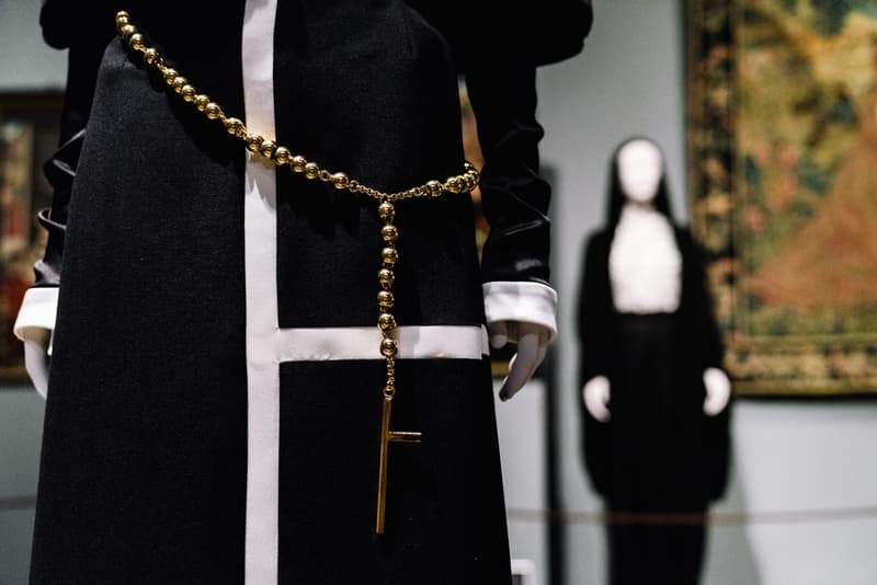 MET Gala 2018 に合わせ開幕した世界最大規模のファッション展覧会 “Heavenly Bodies” に潜入 “カトリック”をテーマに〈Chanel〉や〈Givenchy〉、〈Yves Saint Laurent〉などのアーカイブドレスが一挙勢揃い MET Gala 2018 Vogue Anna Wintour アナ・ウィンター Heavenly Bodies:Fashion and the Catholic Imagination メトロポリタン美術館 Chanel シャネル Versace ヴェルサーチ Raf Simons ラフ・シモンズ Valentino ヴァレンティノ Jean-Paul Gaultier ジャン=ポール・ゴルチエ Alexander McQueen アレキサンダー・マックイーン Givenchy ジバンシイ Balenciaga バレンシアガ Thom Browne トム・ブラウン Yves Saint Laurent イヴ・サンローラン Rick Owens リック・オウエンス アーカイブ HYPEBEAST ハイプビースト