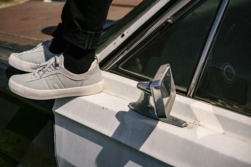 アメリカのロードトリップを彷彿させる HUF の2018年夏コレクション 格安モーテルにマッスルカー……旅に出たくなるルックブックから今季のキーピースをチェックせよ 〈HUF(ハフ)〉からアメリカのロードトリップに着想を得た2018年夏コレクション“The Last Resort”のルックブックが到着。今季は格安モーテルのネオンサインや貰ってもやり場に困るようなモノを取り扱うお土産屋にインスパイアされたグラフィックを採用し、Tシャツ、ボーリングシャツ、コーチジャケット、ジップアップフーディ、タイダイおよびカモフラ柄のストリートウェアなどを展開する。 また、フットウェアカテゴリーからは、〈HUF〉を象徴するInfinityラバーと立体感のあるフォクシングテープを組み合わせ、通気孔でHロゴを表現したヴァルカナイズド製法採用の新モデル、Cliveが登場。そして、スタイルとスキルを兼備するマイアミのトップスケーター、Brad Cromer(ブラッド・クローマー)のシグネチャーモデルはフラミングカラーのスエードにメイクオーバーされ、Hupper 2 Loもブルーナイトスエードとキャンバスの2種類がラインアップした。 〈HUF〉の“The Last Resort”コレクションは5月17日(現地時間)より発売開始とのことなので、@hufjpなどをチェックしつつ国内デリバリーの情報を仕入れていこう。 あわせて、新店舗『HUF HARAJUKU』のオープンに際して来日していた〈HUF〉のクリエイティブチームがレンズ付きフィルムで記録したフォトダイヤリー&インタビューもチェックしてみてはいかが?