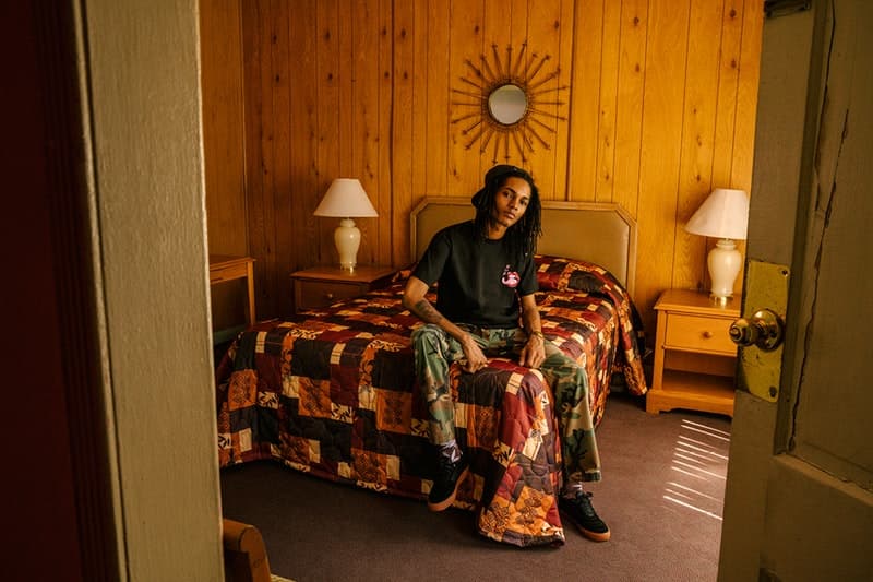 アメリカのロードトリップを彷彿させる HUF の2018年夏コレクション 格安モーテルにマッスルカー……旅に出たくなるルックブックから今季のキーピースをチェックせよ 〈HUF（ハフ）〉からアメリカのロードトリップに着想を得た2018年夏コレクション“The Last Resort”のルックブックが到着。今季は格安モーテルのネオンサインや貰ってもやり場に困るようなモノを取り扱うお土産屋にインスパイアされたグラフィックを採用し、Tシャツ、ボーリングシャツ、コーチジャケット、ジップアップフーディ、タイダイおよびカモフラ柄のストリートウェアなどを展開する。  また、フットウェアカテゴリーからは、〈HUF〉を象徴するInfinityラバーと立体感のあるフォクシングテープを組み合わせ、通気孔でHロゴを表現したヴァルカナイズド製法採用の新モデル、Cliveが登場。そして、スタイルとスキルを兼備するマイアミのトップスケーター、Brad Cromer（ブラッド・クローマー）のシグネチャーモデルはフラミングカラーのスエードにメイクオーバーされ、Hupper 2 Loもブルーナイトスエードとキャンバスの2種類がラインアップした。  〈HUF〉の“The Last Resort”コレクションは5月17日（現地時間）より発売開始とのことなので、@hufjpなどをチェックしつつ国内デリバリーの情報を仕入れていこう。  あわせて、新店舗『HUF HARAJUKU』のオープンに際して来日していた〈HUF〉のクリエイティブチームがレンズ付きフィルムで記録したフォトダイヤリー＆インタビューもチェックしてみてはいかが？