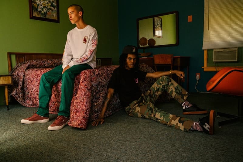 アメリカのロードトリップを彷彿させる HUF の2018年夏コレクション 格安モーテルにマッスルカー……旅に出たくなるルックブックから今季のキーピースをチェックせよ 〈HUF（ハフ）〉からアメリカのロードトリップに着想を得た2018年夏コレクション“The Last Resort”のルックブックが到着。今季は格安モーテルのネオンサインや貰ってもやり場に困るようなモノを取り扱うお土産屋にインスパイアされたグラフィックを採用し、Tシャツ、ボーリングシャツ、コーチジャケット、ジップアップフーディ、タイダイおよびカモフラ柄のストリートウェアなどを展開する。  また、フットウェアカテゴリーからは、〈HUF〉を象徴するInfinityラバーと立体感のあるフォクシングテープを組み合わせ、通気孔でHロゴを表現したヴァルカナイズド製法採用の新モデル、Cliveが登場。そして、スタイルとスキルを兼備するマイアミのトップスケーター、Brad Cromer（ブラッド・クローマー）のシグネチャーモデルはフラミングカラーのスエードにメイクオーバーされ、Hupper 2 Loもブルーナイトスエードとキャンバスの2種類がラインアップした。  〈HUF〉の“The Last Resort”コレクションは5月17日（現地時間）より発売開始とのことなので、@hufjpなどをチェックしつつ国内デリバリーの情報を仕入れていこう。  あわせて、新店舗『HUF HARAJUKU』のオープンに際して来日していた〈HUF〉のクリエイティブチームがレンズ付きフィルムで記録したフォトダイヤリー＆インタビューもチェックしてみてはいかが？