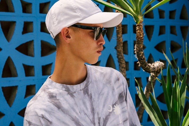 アメリカのロードトリップを彷彿させる HUF の2018年夏コレクション 格安モーテルにマッスルカー……旅に出たくなるルックブックから今季のキーピースをチェックせよ 〈HUF（ハフ）〉からアメリカのロードトリップに着想を得た2018年夏コレクション“The Last Resort”のルックブックが到着。今季は格安モーテルのネオンサインや貰ってもやり場に困るようなモノを取り扱うお土産屋にインスパイアされたグラフィックを採用し、Tシャツ、ボーリングシャツ、コーチジャケット、ジップアップフーディ、タイダイおよびカモフラ柄のストリートウェアなどを展開する。  また、フットウェアカテゴリーからは、〈HUF〉を象徴するInfinityラバーと立体感のあるフォクシングテープを組み合わせ、通気孔でHロゴを表現したヴァルカナイズド製法採用の新モデル、Cliveが登場。そして、スタイルとスキルを兼備するマイアミのトップスケーター、Brad Cromer（ブラッド・クローマー）のシグネチャーモデルはフラミングカラーのスエードにメイクオーバーされ、Hupper 2 Loもブルーナイトスエードとキャンバスの2種類がラインアップした。  〈HUF〉の“The Last Resort”コレクションは5月17日（現地時間）より発売開始とのことなので、@hufjpなどをチェックしつつ国内デリバリーの情報を仕入れていこう。  あわせて、新店舗『HUF HARAJUKU』のオープンに際して来日していた〈HUF〉のクリエイティブチームがレンズ付きフィルムで記録したフォトダイヤリー＆インタビューもチェックしてみてはいかが？