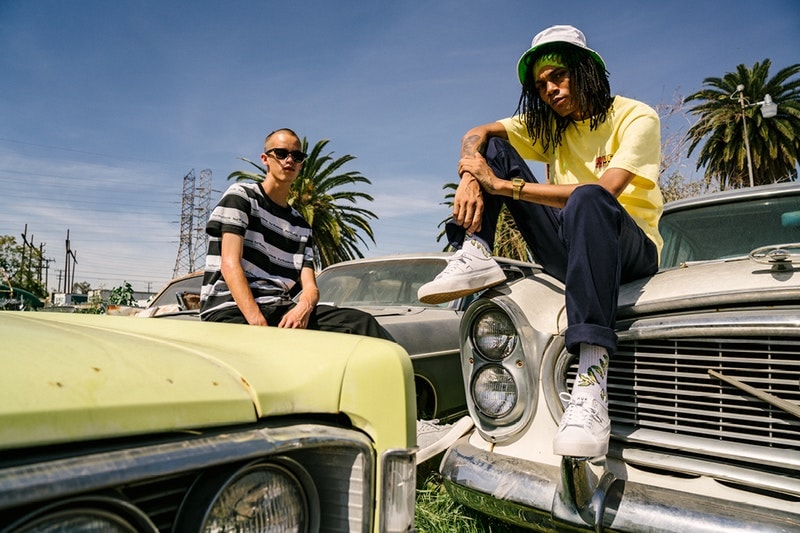 アメリカのロードトリップを彷彿させる HUF の2018年夏コレクション 格安モーテルにマッスルカー……旅に出たくなるルックブックから今季のキーピースをチェックせよ 〈HUF（ハフ）〉からアメリカのロードトリップに着想を得た2018年夏コレクション“The Last Resort”のルックブックが到着。今季は格安モーテルのネオンサインや貰ってもやり場に困るようなモノを取り扱うお土産屋にインスパイアされたグラフィックを採用し、Tシャツ、ボーリングシャツ、コーチジャケット、ジップアップフーディ、タイダイおよびカモフラ柄のストリートウェアなどを展開する。  また、フットウェアカテゴリーからは、〈HUF〉を象徴するInfinityラバーと立体感のあるフォクシングテープを組み合わせ、通気孔でHロゴを表現したヴァルカナイズド製法採用の新モデル、Cliveが登場。そして、スタイルとスキルを兼備するマイアミのトップスケーター、Brad Cromer（ブラッド・クローマー）のシグネチャーモデルはフラミングカラーのスエードにメイクオーバーされ、Hupper 2 Loもブルーナイトスエードとキャンバスの2種類がラインアップした。  〈HUF〉の“The Last Resort”コレクションは5月17日（現地時間）より発売開始とのことなので、@hufjpなどをチェックしつつ国内デリバリーの情報を仕入れていこう。  あわせて、新店舗『HUF HARAJUKU』のオープンに際して来日していた〈HUF〉のクリエイティブチームがレンズ付きフィルムで記録したフォトダイヤリー＆インタビューもチェックしてみてはいかが？