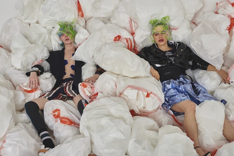 セレクトショップ HUKUMIKA が魅せる気鋭の国内ブランドを結集した前衛的エディトリアル 〈FACETASM 〉をはじめ〈DRESSEDUNDRESSED〉や〈Name.〉などドメスティックシーンを牽引するブランドの最新春夏アイテムを大胆にスタイリング 洋服からヘアスタイルに至るまでトータルコーディネートを提案する新感覚オンラインセレクトショップ『HUKUMIKA（フクミカ）』が、2018年春夏のアイテムを使用したアヴァンギャルドな最新エディトリアルを発表。今回のフォトセットでは、〈FACETASM（ファセッタズム）〉、〈DRESSEDUNDRESSED（ドレスドアンドレスド）〉、〈DISCOVERED（ディスカバード）〉、〈Name.（ネーム）〉、〈gilet（ジレ）〉といった同ショップの主要ブランドを大胆にフィーチャーしている。  ファイヤーパターンの刺繍がトレンド感を醸す〈DISCOVERED〉のロングジャケット、某スポーツブランドのロゴを掛け合わせたアイデア勝ちな〈gilet〉のBruderスウェット、胸元にデニム生地をあしらった〈yoshio kubo（ヨシオ クボ）〉のスプリングコートや光沢が強烈なポリエステル素材のショーツ、タータンチェック柄のシャツとキルトスカートを合わせた〈FACETASM〉のメンズワンピースなど、多彩な色と柄の共存が全ルックを通じて表現されている。また、モデルたちの足元を飾る〈BODYSONG.（ボディソング）〉のダッドスニーカーや〈yoshio kubo〉のダメージ加工デッキシューズは、現在を切り取ったスタイリングのひとつであろう。全編に渡って広がる無数のゴミ袋は、過度な消費文化としてのファッションの在り方を問う皮肉めいたメタファーか。  これらのアイテムは、現在『HUKUMIKA』にて販売中。まずは上のフォトロールより斬新なスタイリングが作り出す独特の世界観をチェックしてみてよう。