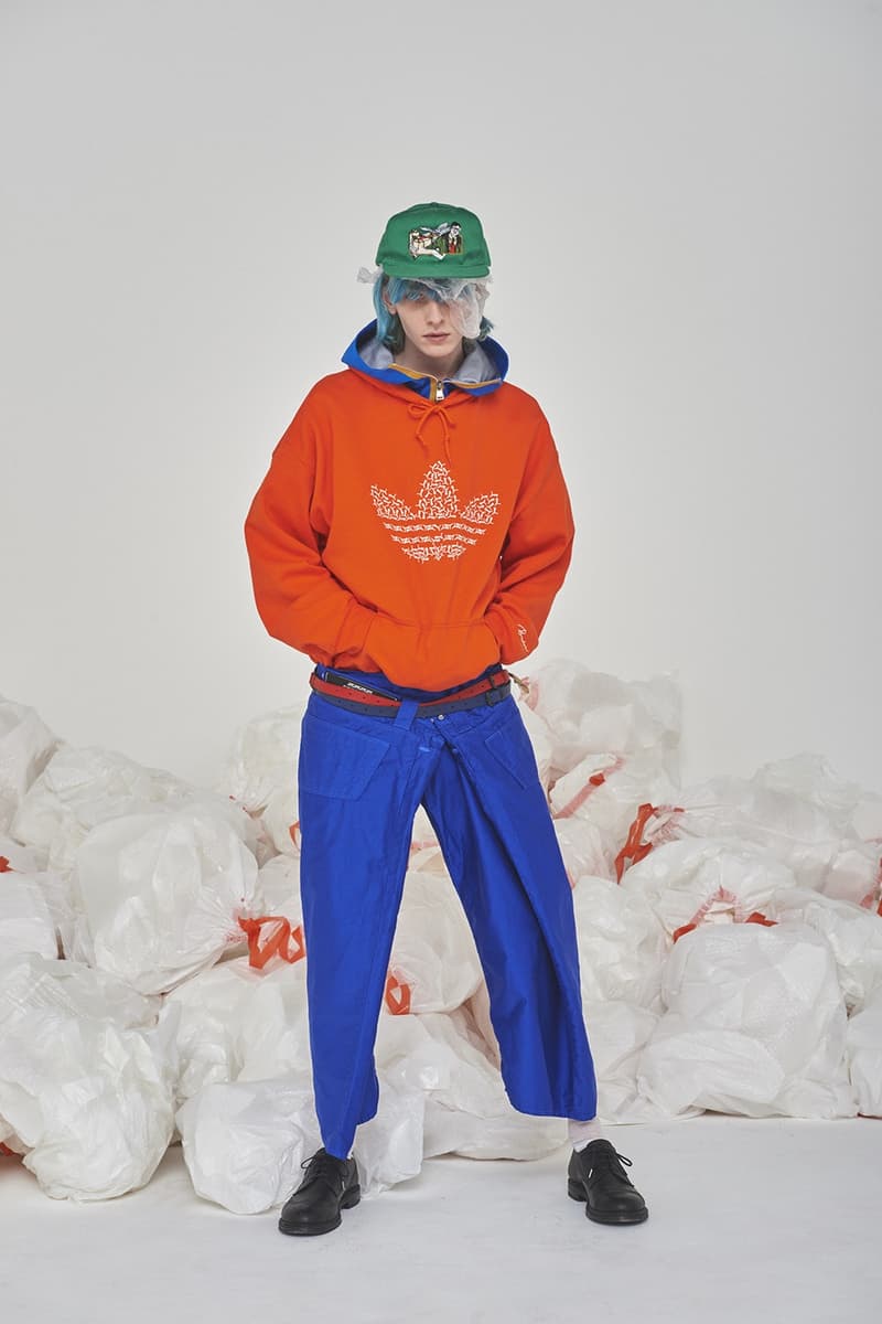 セレクトショップ HUKUMIKA が魅せる気鋭の国内ブランドを結集した前衛的エディトリアル 〈FACETASM 〉をはじめ〈DRESSEDUNDRESSED〉や〈Name.〉などドメスティックシーンを牽引するブランドの最新春夏アイテムを大胆にスタイリング 洋服からヘアスタイルに至るまでトータルコーディネートを提案する新感覚オンラインセレクトショップ『HUKUMIKA（フクミカ）』が、2018年春夏のアイテムを使用したアヴァンギャルドな最新エディトリアルを発表。今回のフォトセットでは、〈FACETASM（ファセッタズム）〉、〈DRESSEDUNDRESSED（ドレスドアンドレスド）〉、〈DISCOVERED（ディスカバード）〉、〈Name.（ネーム）〉、〈gilet（ジレ）〉といった同ショップの主要ブランドを大胆にフィーチャーしている。  ファイヤーパターンの刺繍がトレンド感を醸す〈DISCOVERED〉のロングジャケット、某スポーツブランドのロゴを掛け合わせたアイデア勝ちな〈gilet〉のBruderスウェット、胸元にデニム生地をあしらった〈yoshio kubo（ヨシオ クボ）〉のスプリングコートや光沢が強烈なポリエステル素材のショーツ、タータンチェック柄のシャツとキルトスカートを合わせた〈FACETASM〉のメンズワンピースなど、多彩な色と柄の共存が全ルックを通じて表現されている。また、モデルたちの足元を飾る〈BODYSONG.（ボディソング）〉のダッドスニーカーや〈yoshio kubo〉のダメージ加工デッキシューズは、現在を切り取ったスタイリングのひとつであろう。全編に渡って広がる無数のゴミ袋は、過度な消費文化としてのファッションの在り方を問う皮肉めいたメタファーか。  これらのアイテムは、現在『HUKUMIKA』にて販売中。まずは上のフォトロールより斬新なスタイリングが作り出す独特の世界観をチェックしてみてよう。