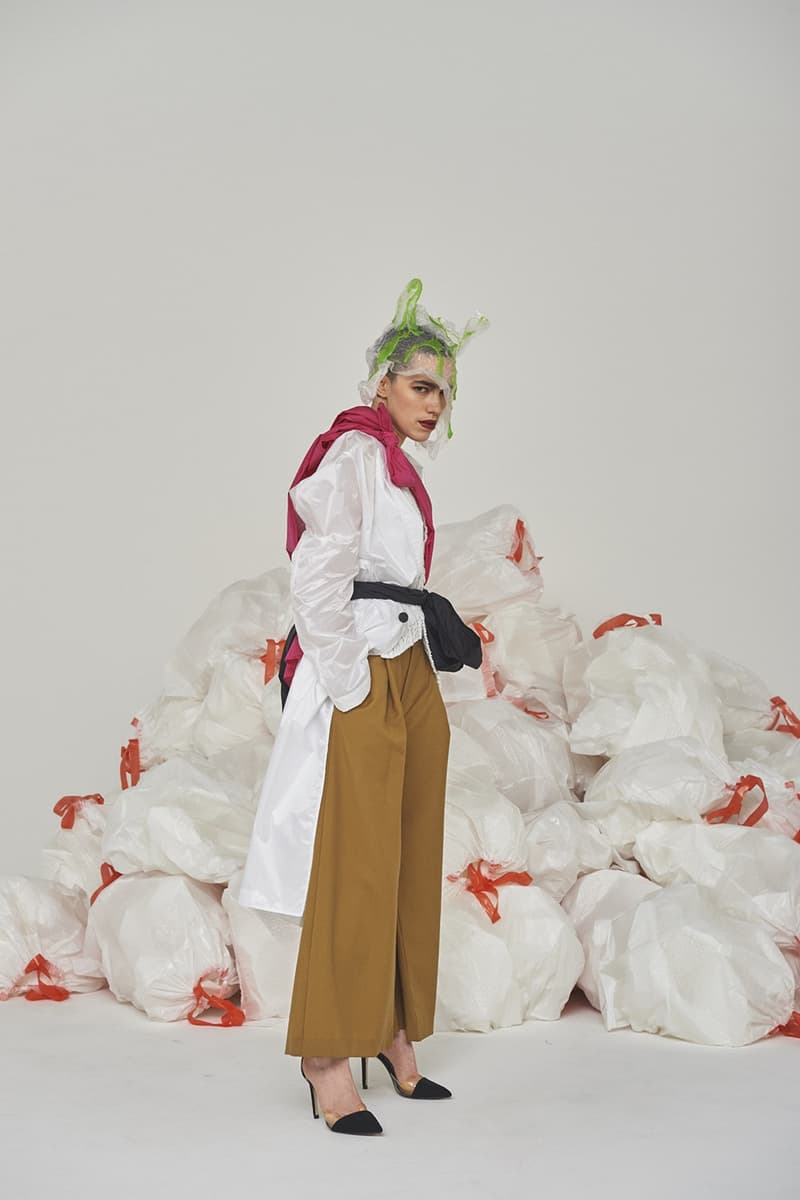 セレクトショップ HUKUMIKA が魅せる気鋭の国内ブランドを結集した前衛的エディトリアル 〈FACETASM 〉をはじめ〈DRESSEDUNDRESSED〉や〈Name.〉などドメスティックシーンを牽引するブランドの最新春夏アイテムを大胆にスタイリング 洋服からヘアスタイルに至るまでトータルコーディネートを提案する新感覚オンラインセレクトショップ『HUKUMIKA（フクミカ）』が、2018年春夏のアイテムを使用したアヴァンギャルドな最新エディトリアルを発表。今回のフォトセットでは、〈FACETASM（ファセッタズム）〉、〈DRESSEDUNDRESSED（ドレスドアンドレスド）〉、〈DISCOVERED（ディスカバード）〉、〈Name.（ネーム）〉、〈gilet（ジレ）〉といった同ショップの主要ブランドを大胆にフィーチャーしている。  ファイヤーパターンの刺繍がトレンド感を醸す〈DISCOVERED〉のロングジャケット、某スポーツブランドのロゴを掛け合わせたアイデア勝ちな〈gilet〉のBruderスウェット、胸元にデニム生地をあしらった〈yoshio kubo（ヨシオ クボ）〉のスプリングコートや光沢が強烈なポリエステル素材のショーツ、タータンチェック柄のシャツとキルトスカートを合わせた〈FACETASM〉のメンズワンピースなど、多彩な色と柄の共存が全ルックを通じて表現されている。また、モデルたちの足元を飾る〈BODYSONG.（ボディソング）〉のダッドスニーカーや〈yoshio kubo〉のダメージ加工デッキシューズは、現在を切り取ったスタイリングのひとつであろう。全編に渡って広がる無数のゴミ袋は、過度な消費文化としてのファッションの在り方を問う皮肉めいたメタファーか。  これらのアイテムは、現在『HUKUMIKA』にて販売中。まずは上のフォトロールより斬新なスタイリングが作り出す独特の世界観をチェックしてみてよう。