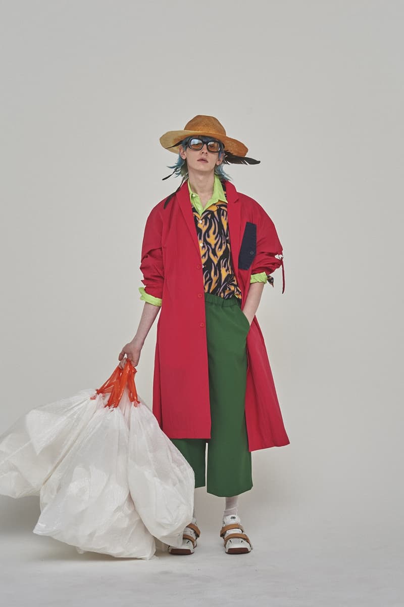 セレクトショップ HUKUMIKA が魅せる気鋭の国内ブランドを結集した前衛的エディトリアル 〈FACETASM 〉をはじめ〈DRESSEDUNDRESSED〉や〈Name.〉などドメスティックシーンを牽引するブランドの最新春夏アイテムを大胆にスタイリング 洋服からヘアスタイルに至るまでトータルコーディネートを提案する新感覚オンラインセレクトショップ『HUKUMIKA（フクミカ）』が、2018年春夏のアイテムを使用したアヴァンギャルドな最新エディトリアルを発表。今回のフォトセットでは、〈FACETASM（ファセッタズム）〉、〈DRESSEDUNDRESSED（ドレスドアンドレスド）〉、〈DISCOVERED（ディスカバード）〉、〈Name.（ネーム）〉、〈gilet（ジレ）〉といった同ショップの主要ブランドを大胆にフィーチャーしている。  ファイヤーパターンの刺繍がトレンド感を醸す〈DISCOVERED〉のロングジャケット、某スポーツブランドのロゴを掛け合わせたアイデア勝ちな〈gilet〉のBruderスウェット、胸元にデニム生地をあしらった〈yoshio kubo（ヨシオ クボ）〉のスプリングコートや光沢が強烈なポリエステル素材のショーツ、タータンチェック柄のシャツとキルトスカートを合わせた〈FACETASM〉のメンズワンピースなど、多彩な色と柄の共存が全ルックを通じて表現されている。また、モデルたちの足元を飾る〈BODYSONG.（ボディソング）〉のダッドスニーカーや〈yoshio kubo〉のダメージ加工デッキシューズは、現在を切り取ったスタイリングのひとつであろう。全編に渡って広がる無数のゴミ袋は、過度な消費文化としてのファッションの在り方を問う皮肉めいたメタファーか。  これらのアイテムは、現在『HUKUMIKA』にて販売中。まずは上のフォトロールより斬新なスタイリングが作り出す独特の世界観をチェックしてみてよう。