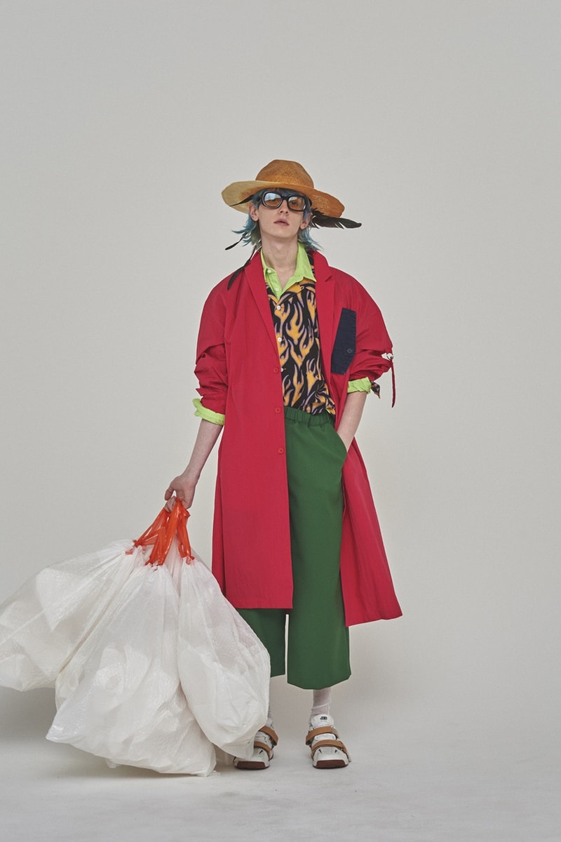 セレクトショップ HUKUMIKA が魅せる気鋭の国内ブランドを結集した前衛的エディトリアル 〈FACETASM 〉をはじめ〈DRESSEDUNDRESSED〉や〈Name.〉などドメスティックシーンを牽引するブランドの最新春夏アイテムを大胆にスタイリング 洋服からヘアスタイルに至るまでトータルコーディネートを提案する新感覚オンラインセレクトショップ『HUKUMIKA（フクミカ）』が、2018年春夏のアイテムを使用したアヴァンギャルドな最新エディトリアルを発表。今回のフォトセットでは、〈FACETASM（ファセッタズム）〉、〈DRESSEDUNDRESSED（ドレスドアンドレスド）〉、〈DISCOVERED（ディスカバード）〉、〈Name.（ネーム）〉、〈gilet（ジレ）〉といった同ショップの主要ブランドを大胆にフィーチャーしている。  ファイヤーパターンの刺繍がトレンド感を醸す〈DISCOVERED〉のロングジャケット、某スポーツブランドのロゴを掛け合わせたアイデア勝ちな〈gilet〉のBruderスウェット、胸元にデニム生地をあしらった〈yoshio kubo（ヨシオ クボ）〉のスプリングコートや光沢が強烈なポリエステル素材のショーツ、タータンチェック柄のシャツとキルトスカートを合わせた〈FACETASM〉のメンズワンピースなど、多彩な色と柄の共存が全ルックを通じて表現されている。また、モデルたちの足元を飾る〈BODYSONG.（ボディソング）〉のダッドスニーカーや〈yoshio kubo〉のダメージ加工デッキシューズは、現在を切り取ったスタイリングのひとつであろう。全編に渡って広がる無数のゴミ袋は、過度な消費文化としてのファッションの在り方を問う皮肉めいたメタファーか。  これらのアイテムは、現在『HUKUMIKA』にて販売中。まずは上のフォトロールより斬新なスタイリングが作り出す独特の世界観をチェックしてみてよう。