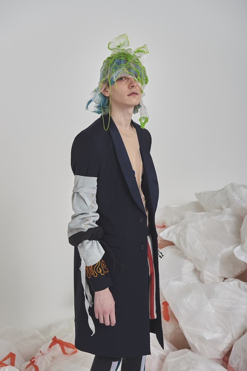 セレクトショップ HUKUMIKA が魅せる気鋭の国内ブランドを結集した前衛的エディトリアル 〈FACETASM 〉をはじめ〈DRESSEDUNDRESSED〉や〈Name.〉などドメスティックシーンを牽引するブランドの最新春夏アイテムを大胆にスタイリング 洋服からヘアスタイルに至るまでトータルコーディネートを提案する新感覚オンラインセレクトショップ『HUKUMIKA（フクミカ）』が、2018年春夏のアイテムを使用したアヴァンギャルドな最新エディトリアルを発表。今回のフォトセットでは、〈FACETASM（ファセッタズム）〉、〈DRESSEDUNDRESSED（ドレスドアンドレスド）〉、〈DISCOVERED（ディスカバード）〉、〈Name.（ネーム）〉、〈gilet（ジレ）〉といった同ショップの主要ブランドを大胆にフィーチャーしている。  ファイヤーパターンの刺繍がトレンド感を醸す〈DISCOVERED〉のロングジャケット、某スポーツブランドのロゴを掛け合わせたアイデア勝ちな〈gilet〉のBruderスウェット、胸元にデニム生地をあしらった〈yoshio kubo（ヨシオ クボ）〉のスプリングコートや光沢が強烈なポリエステル素材のショーツ、タータンチェック柄のシャツとキルトスカートを合わせた〈FACETASM〉のメンズワンピースなど、多彩な色と柄の共存が全ルックを通じて表現されている。また、モデルたちの足元を飾る〈BODYSONG.（ボディソング）〉のダッドスニーカーや〈yoshio kubo〉のダメージ加工デッキシューズは、現在を切り取ったスタイリングのひとつであろう。全編に渡って広がる無数のゴミ袋は、過度な消費文化としてのファッションの在り方を問う皮肉めいたメタファーか。  これらのアイテムは、現在『HUKUMIKA』にて販売中。まずは上のフォトロールより斬新なスタイリングが作り出す独特の世界観をチェックしてみてよう。