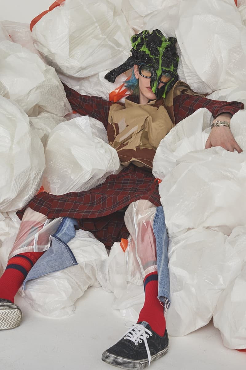 セレクトショップ HUKUMIKA が魅せる気鋭の国内ブランドを結集した前衛的エディトリアル 〈FACETASM 〉をはじめ〈DRESSEDUNDRESSED〉や〈Name.〉などドメスティックシーンを牽引するブランドの最新春夏アイテムを大胆にスタイリング 洋服からヘアスタイルに至るまでトータルコーディネートを提案する新感覚オンラインセレクトショップ『HUKUMIKA（フクミカ）』が、2018年春夏のアイテムを使用したアヴァンギャルドな最新エディトリアルを発表。今回のフォトセットでは、〈FACETASM（ファセッタズム）〉、〈DRESSEDUNDRESSED（ドレスドアンドレスド）〉、〈DISCOVERED（ディスカバード）〉、〈Name.（ネーム）〉、〈gilet（ジレ）〉といった同ショップの主要ブランドを大胆にフィーチャーしている。  ファイヤーパターンの刺繍がトレンド感を醸す〈DISCOVERED〉のロングジャケット、某スポーツブランドのロゴを掛け合わせたアイデア勝ちな〈gilet〉のBruderスウェット、胸元にデニム生地をあしらった〈yoshio kubo（ヨシオ クボ）〉のスプリングコートや光沢が強烈なポリエステル素材のショーツ、タータンチェック柄のシャツとキルトスカートを合わせた〈FACETASM〉のメンズワンピースなど、多彩な色と柄の共存が全ルックを通じて表現されている。また、モデルたちの足元を飾る〈BODYSONG.（ボディソング）〉のダッドスニーカーや〈yoshio kubo〉のダメージ加工デッキシューズは、現在を切り取ったスタイリングのひとつであろう。全編に渡って広がる無数のゴミ袋は、過度な消費文化としてのファッションの在り方を問う皮肉めいたメタファーか。  これらのアイテムは、現在『HUKUMIKA』にて販売中。まずは上のフォトロールより斬新なスタイリングが作り出す独特の世界観をチェックしてみてよう。