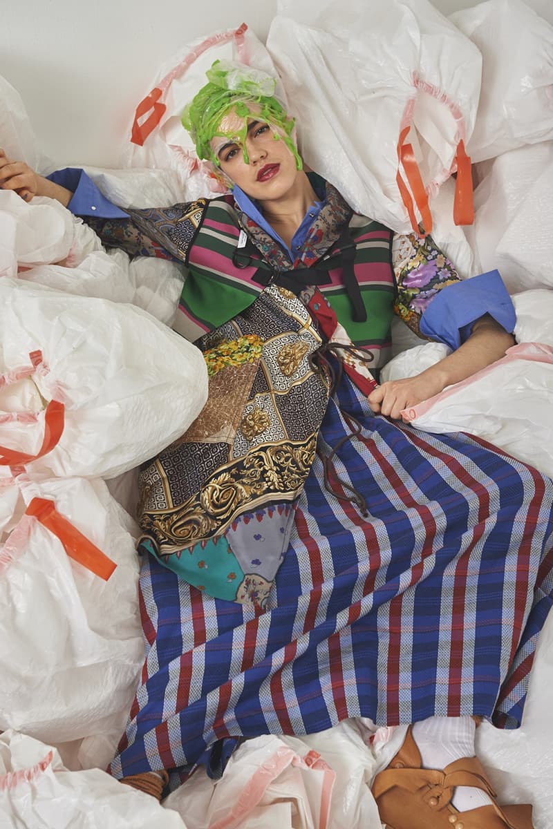 セレクトショップ HUKUMIKA が魅せる気鋭の国内ブランドを結集した前衛的エディトリアル 〈FACETASM 〉をはじめ〈DRESSEDUNDRESSED〉や〈Name.〉などドメスティックシーンを牽引するブランドの最新春夏アイテムを大胆にスタイリング 洋服からヘアスタイルに至るまでトータルコーディネートを提案する新感覚オンラインセレクトショップ『HUKUMIKA（フクミカ）』が、2018年春夏のアイテムを使用したアヴァンギャルドな最新エディトリアルを発表。今回のフォトセットでは、〈FACETASM（ファセッタズム）〉、〈DRESSEDUNDRESSED（ドレスドアンドレスド）〉、〈DISCOVERED（ディスカバード）〉、〈Name.（ネーム）〉、〈gilet（ジレ）〉といった同ショップの主要ブランドを大胆にフィーチャーしている。  ファイヤーパターンの刺繍がトレンド感を醸す〈DISCOVERED〉のロングジャケット、某スポーツブランドのロゴを掛け合わせたアイデア勝ちな〈gilet〉のBruderスウェット、胸元にデニム生地をあしらった〈yoshio kubo（ヨシオ クボ）〉のスプリングコートや光沢が強烈なポリエステル素材のショーツ、タータンチェック柄のシャツとキルトスカートを合わせた〈FACETASM〉のメンズワンピースなど、多彩な色と柄の共存が全ルックを通じて表現されている。また、モデルたちの足元を飾る〈BODYSONG.（ボディソング）〉のダッドスニーカーや〈yoshio kubo〉のダメージ加工デッキシューズは、現在を切り取ったスタイリングのひとつであろう。全編に渡って広がる無数のゴミ袋は、過度な消費文化としてのファッションの在り方を問う皮肉めいたメタファーか。  これらのアイテムは、現在『HUKUMIKA』にて販売中。まずは上のフォトロールより斬新なスタイリングが作り出す独特の世界観をチェックしてみてよう。